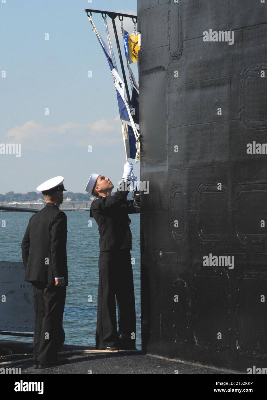 1011057179M-247 NORFOLK (5 novembre 2010) le fanion du vice-amiral John J. Donnelly est descendu à bord du sous-marin d'attaque de classe Los Angeles USS Montpelier (SSN 765). Le vice-amiral John M. Richardson relève Donnelly à titre de commandant, Forces sous-marines/Force sous-marine Atlantique/Commandement des sous-marins alliés lors d’une cérémonie de changement de commandement à la base navale de Norfolk. Marine Banque D'Images