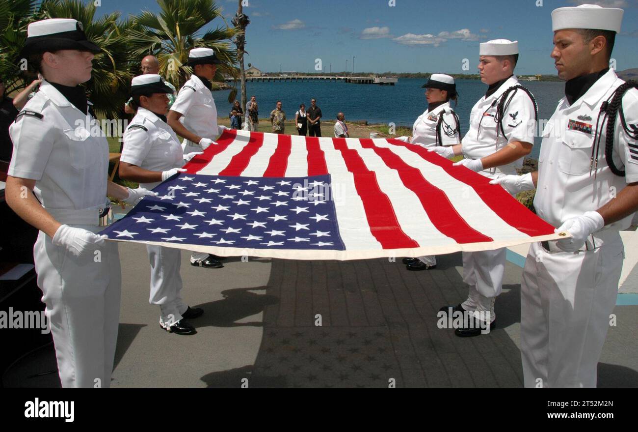 0808197974M-004 PEARL HARBOR (19 août 2008) des marins plient un drapeau américain lors d'une cérémonie de dispersion des cendres pour le survivant de Pearl Harbor, le major Edward Wheeler, âgé de 89 ans. Wheeler était à bord du dragueur de mines USS Widgeon (AM 22) lors des attaques de Pearl Harbor. La cérémonie comprenait une cérémonie religieuse, un salut au fusil à trois volées et un bugler Sonding Taps. US Navy Banque D'Images