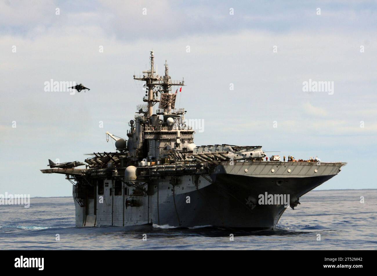 110224RC734-090 PACIFIC OCEAN (24 février 2011) un AV-8B Harrier affecté au Evil Eyes of Marine Medium Helicopter Squadron (HMM) 163 atterrit à bord du navire d'assaut amphibie USS Boxer (LHD 4). Boxer et la 13th Marine Expeditionary Unit (13th MEU) font partie du Boxer Amphibious Ready Group en cours de déploiement prévu dans la région du Pacifique occidental. Marine Banque D'Images