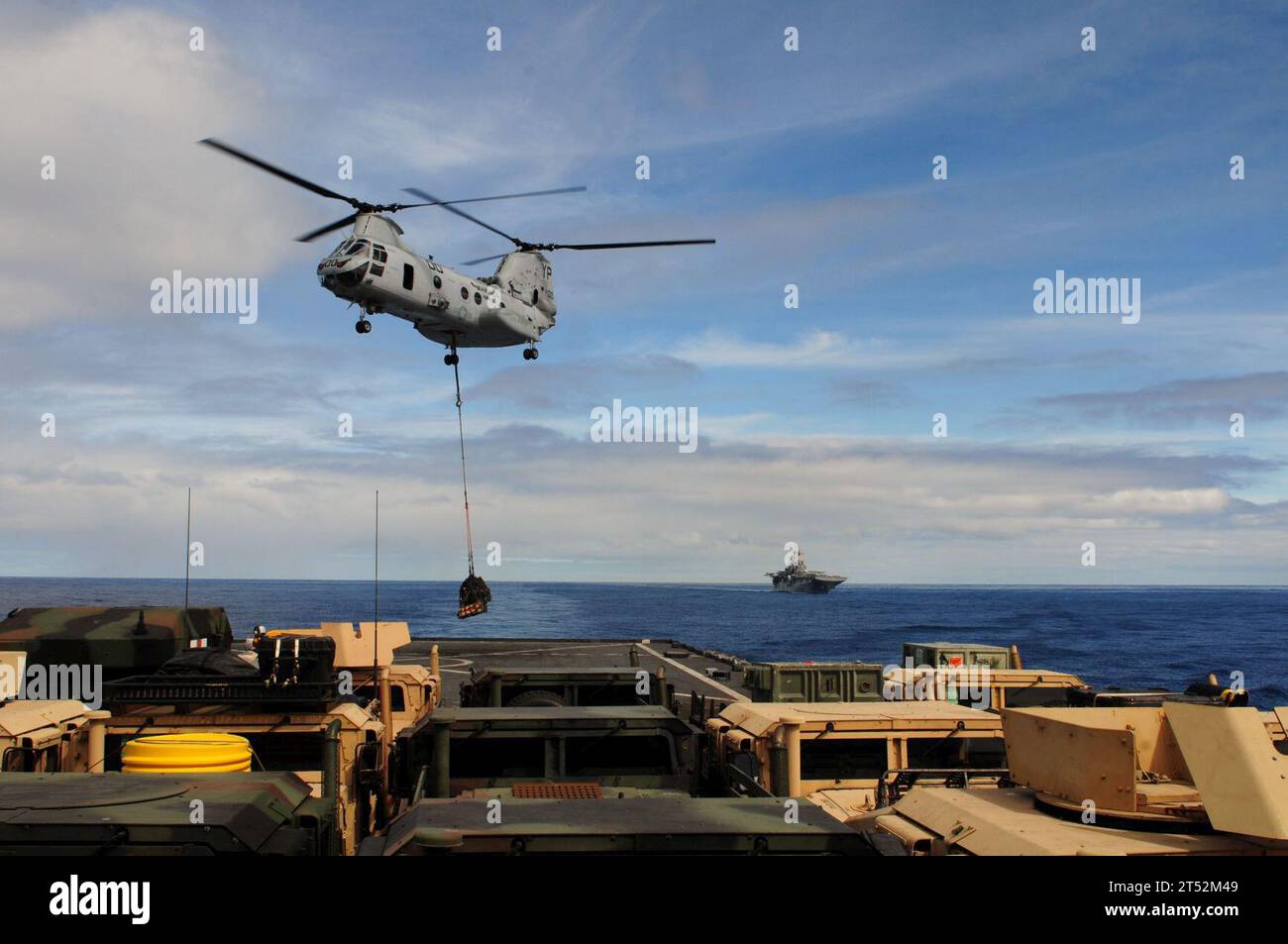 110224RC734-112 PACIFIC OCEAN (24 février 2011) Un hélicoptère CH-46E Sea Knight affecté au Evil Eyes of Marine Medium Helicopter Squadron (HMM) 163 transfère des munitions au navire amphibie USS Comstock (LSD 45) du navire d'assaut amphibie USS Boxer (LHD 4), en arrière-plan, lors d'un chargement de munitions. Comstock et combat Logistics Battalion (CLB) 13 font partie du Boxer Amphibious Ready Group en cours de déploiement prévu dans la région du Pacifique occidental. Marine Banque D'Images