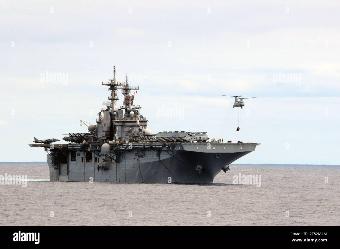 110224RC734-016 PACIFIC OCEAN (24 février 2011) Un hélicoptère CH-46E Sea Knight affecté au Evil Eyes of Marine Medium Helicopter Squadron (HMM) 163 transfère des munitions du navire d'assaut amphibie USS Boxer (LHD 4) lors d'un chargement de munitions. Le Boxer Amphibious Ready Group et la 13th Marine Expeditionary Unit (13th MEU) sont en cours de déploiement prévu dans la région du Pacifique occidental. Marine Banque D'Images