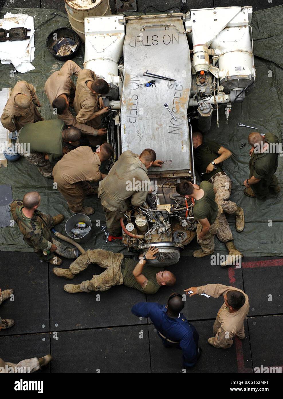 0910155345W-152 MEDITERRANEAN SEA (15 octobre 2009) les Marines affectés au Bataillon de logistique de combat (CLB) 22 de la 22nd Marine Expeditionary Unit (22nd MEU) remplacent le moteur d'un char de combat principal M1A1 Abrams dans le pont du navire amphibie USS fort McHenry (LSD 43). Fort McHenry est déployé avec le Bataan Amphibious Ready Group pour soutenir les opérations de sécurité maritime dans la zone de responsabilité de la 5e flotte américaine. Marine Banque D'Images