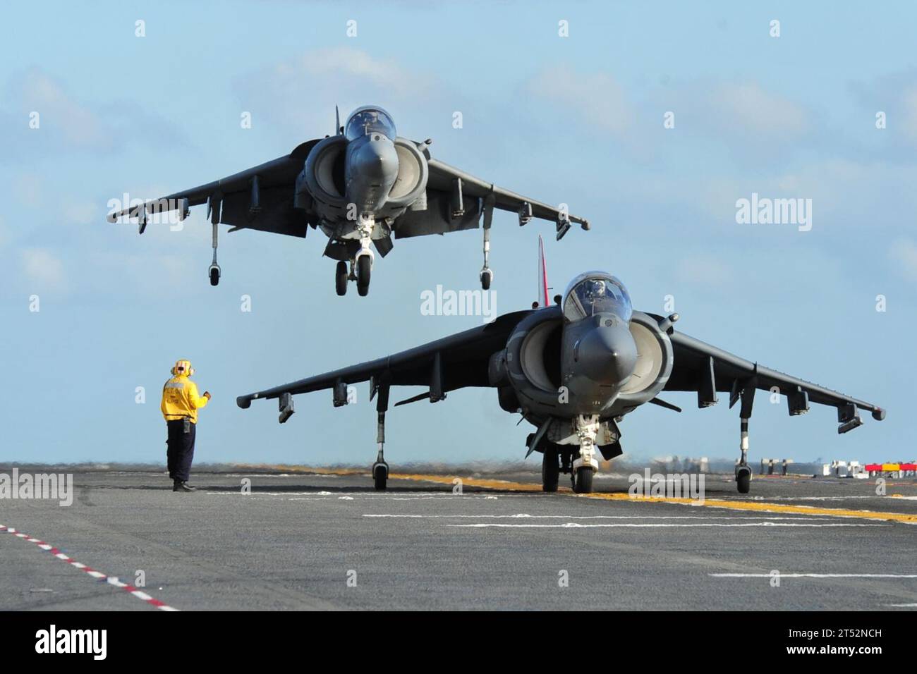 110217KD852-356 PACIFIC OCEAN (17 février 2011) un AV-8B Harrier affecté au Black Sheep of Marine Attack Squadron (VMA) 214, front, se prépare au décollage alors qu'un autre atterrit à bord du navire d'assaut amphibie USS Makin Island (LHD 8). Makin Island mène des opérations AV-8 en préparation d'un déploiement à venir. Marine Banque D'Images