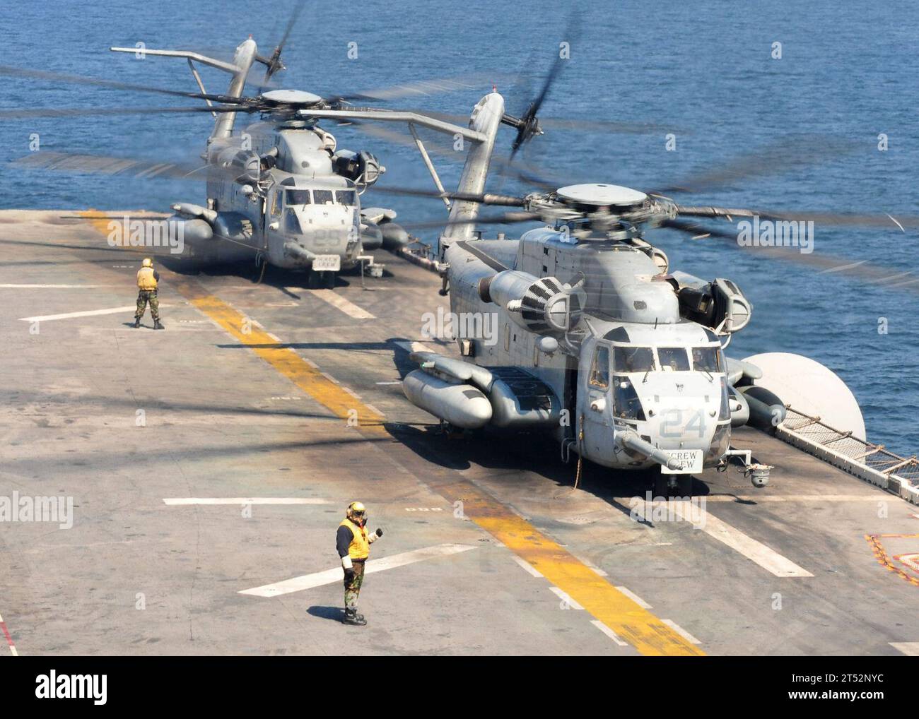 1103295538k-211 OCÉAN PACIFIQUE (29 mars 2011) les hélicoptères CH-53E Sea Stallion affectés à l'escadron d'hélicoptères moyens des Marines (HMM) 262 se préparent à décoller du navire d'assaut amphibie USS Essex (LHD 2) déployé à l'avant pour livrer des fournitures d'aide humanitaire. Essex, avec la 31e unité expéditionnaire de Marine (31e MEU) embarquée, opère au large des côtes de Kesennuma dans le nord-est du Japon pour soutenir l'opération Tomodachi. Marine Banque D'Images