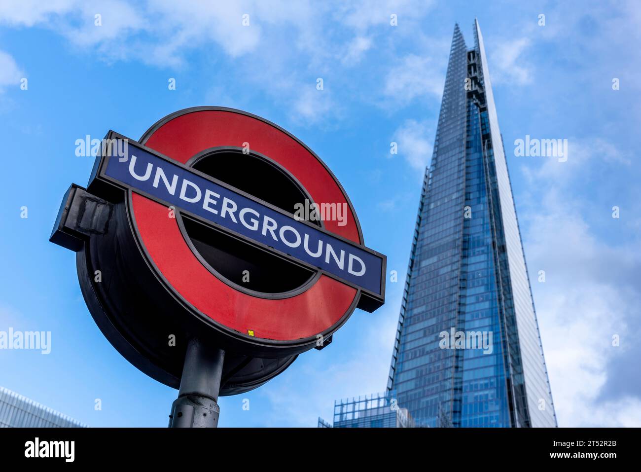 The Shard Building and London Underground Roundel Sign, Londres, Royaume-Uni Banque D'Images