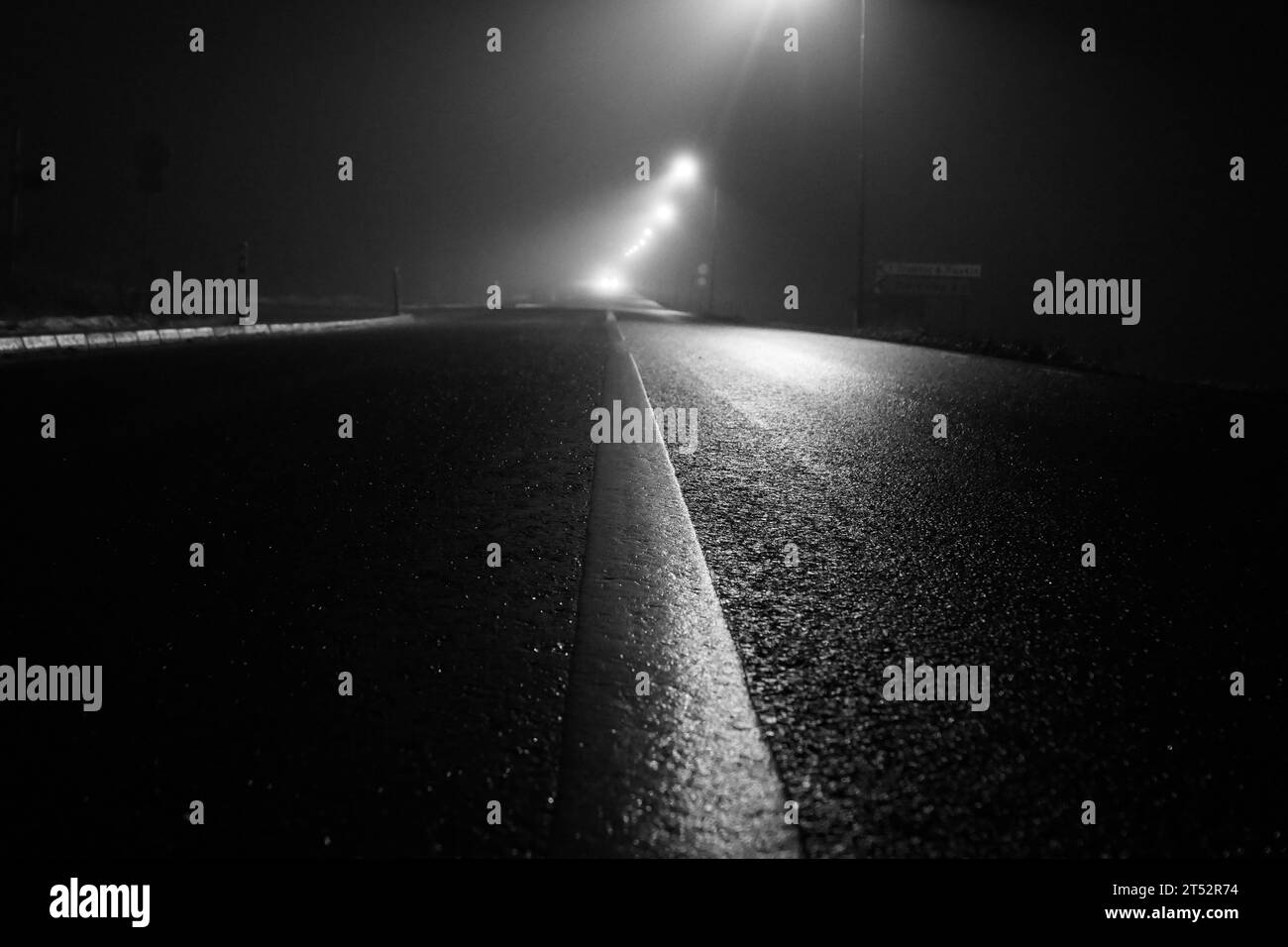 une route éclairée la nuit Banque D'Images