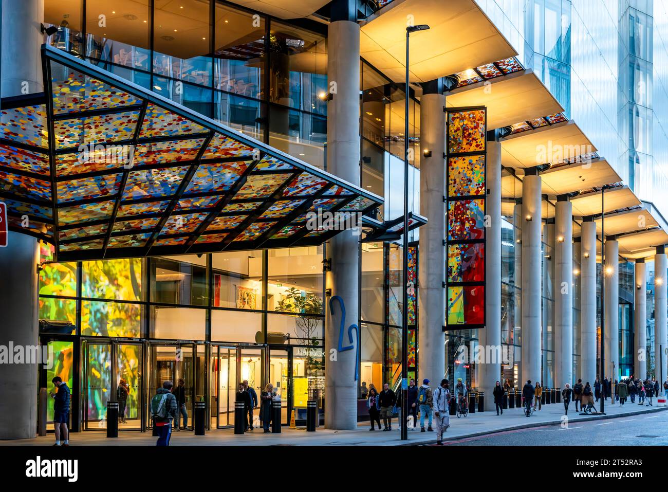 Une image en début de soirée de l'entrée du bâtiment Bishopsgate 22 dans la ville de Londres, Londres, Royaume-Uni Banque D'Images