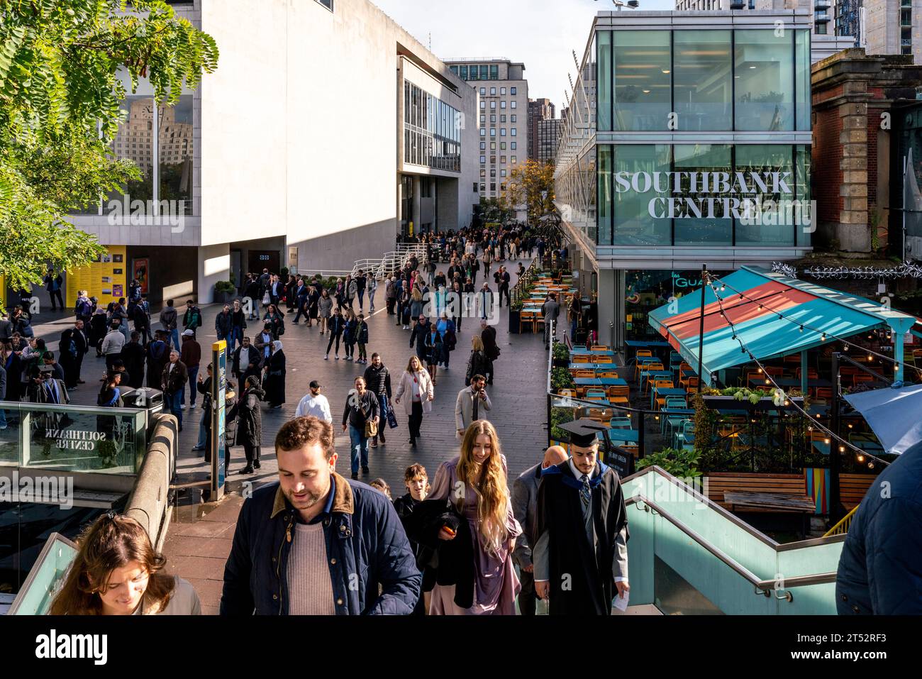 Foules de gens dans la région de Southbank, Londres, Royaume-Uni Banque D'Images