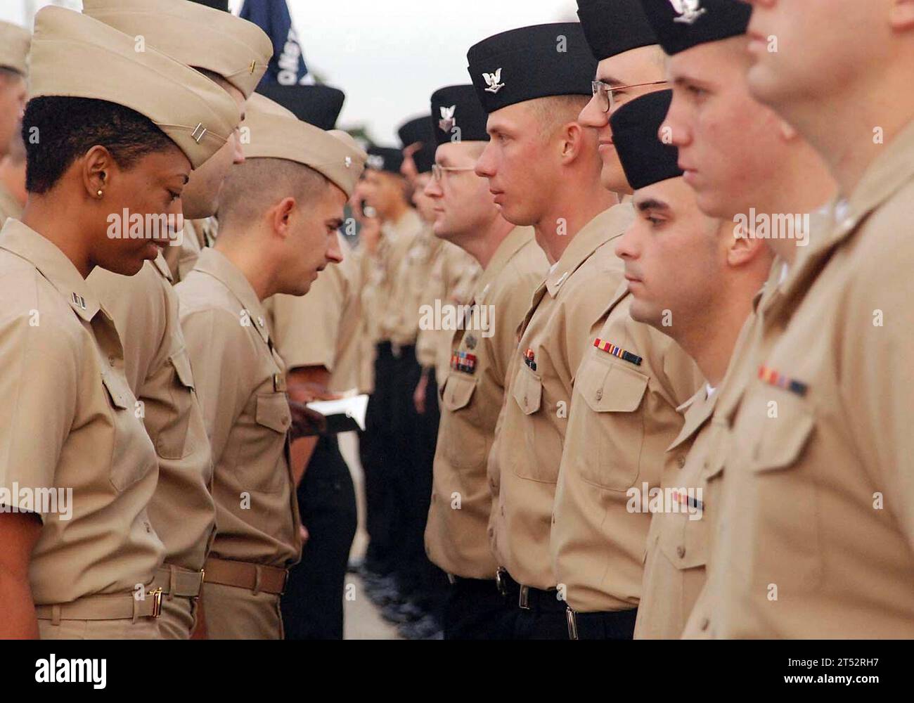 0910225787k-003 LITTLE CREEK, Virginie (22 octobre 2009) Seabees affectés à Charlie Company of Amphibious Construction Battalion (ACB) 2 sont en formation en tant que Cmdt. Greg Vinci, directeur général, effectue une inspection de l'uniforme de toutes les mains. Marine Banque D'Images