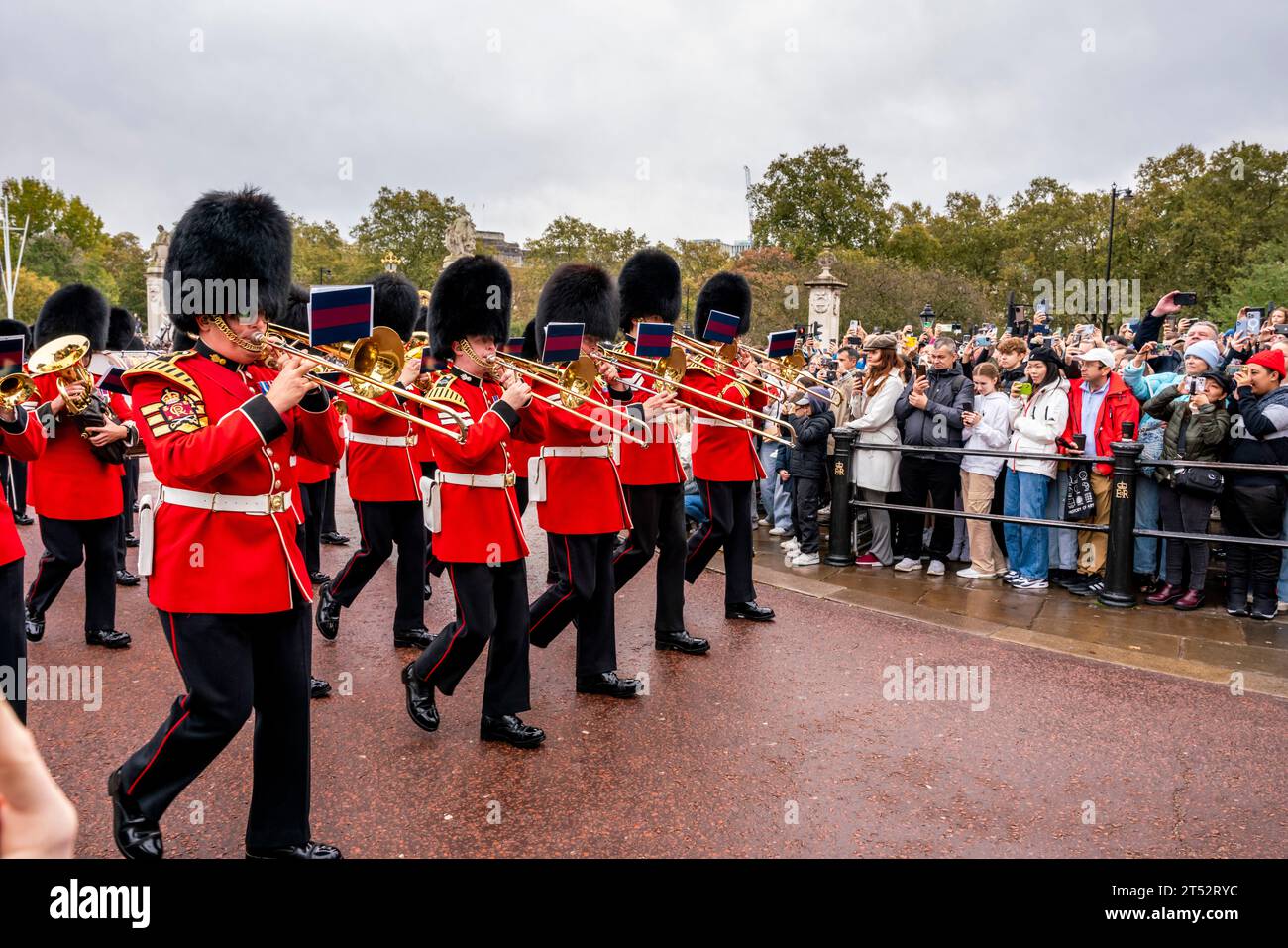 Les gardes arrivent au palais de Buckingham pour la cérémonie de la relève de la garde, Londres, Royaume-Uni Banque D'Images