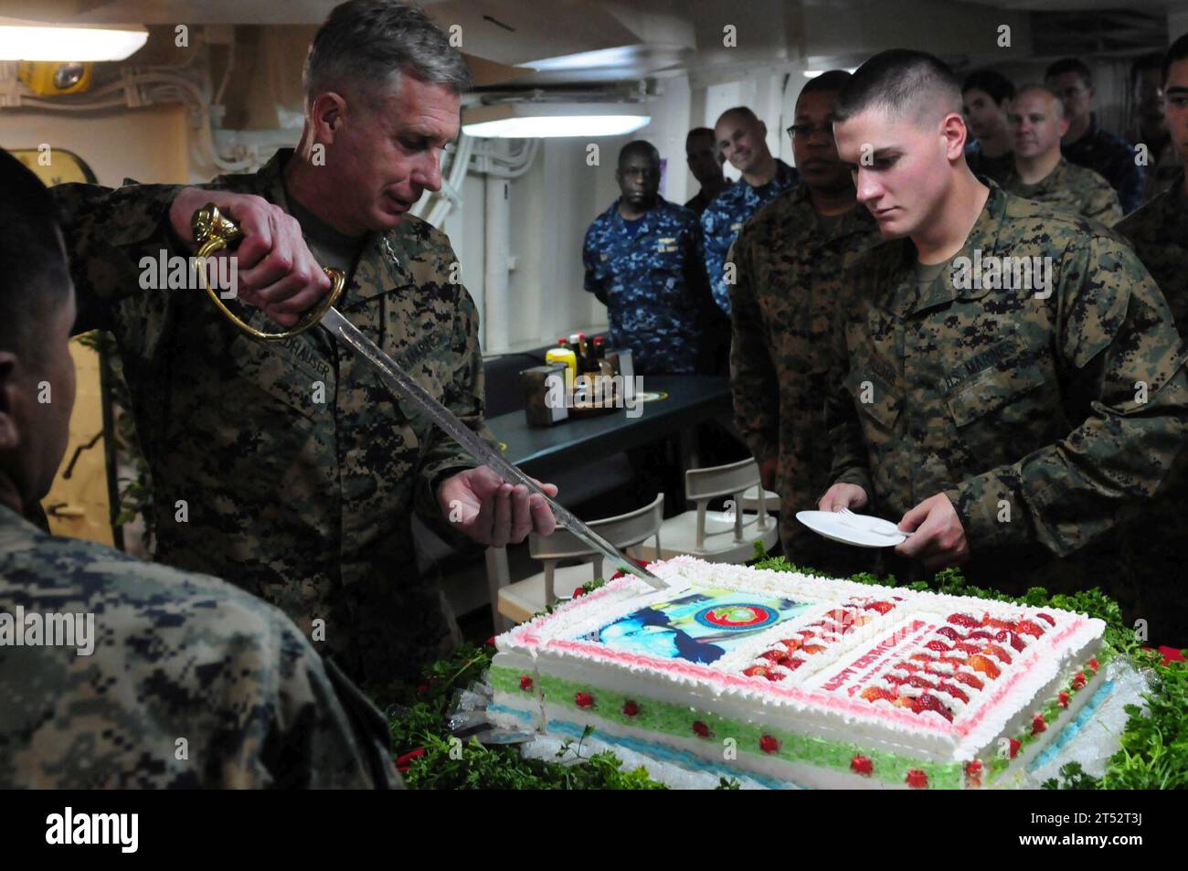 Navire amphibie dock, coupe de gâteau, Sailor, US Marine corps 235e anniversaire, US Navy, USS Green Bay (LPD 20) Banque D'Images