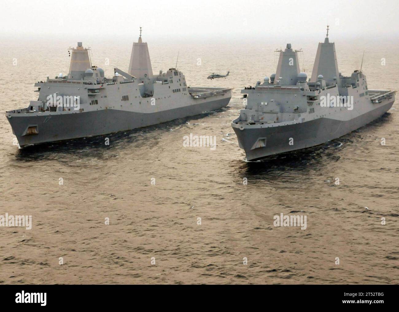 110609VL218-336 OCÉAN ATLANTIQUE (9 juin 2011) les navires de transport amphibies USS San Antonio (LPD 17) et USS New York (LPD 21) sont en route ensemble dans l'océan Atlantique au large des côtes de la Virginie. San Antonio mène des exercices de manutention de navires avec New York pendant la deuxième phase des essais en mer de San Antonio, qui sont principalement axés sur les tests des systèmes de combat et le développement des compétences de l’équipage. Marine Banque D'Images
