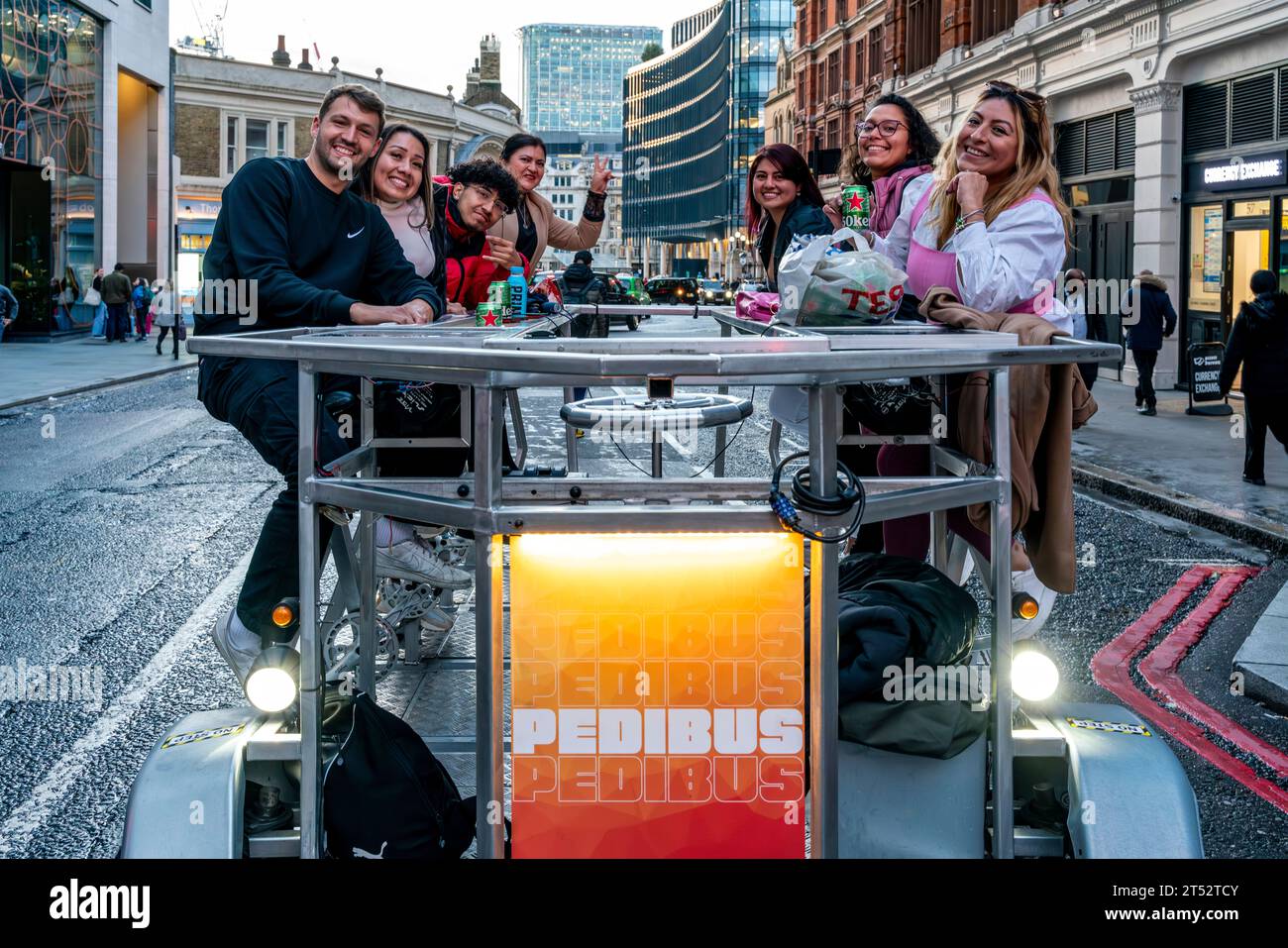 Jeunes à bord D'Un Pedibus dans la City de Londres, Londres, Royaume-Uni Banque D'Images