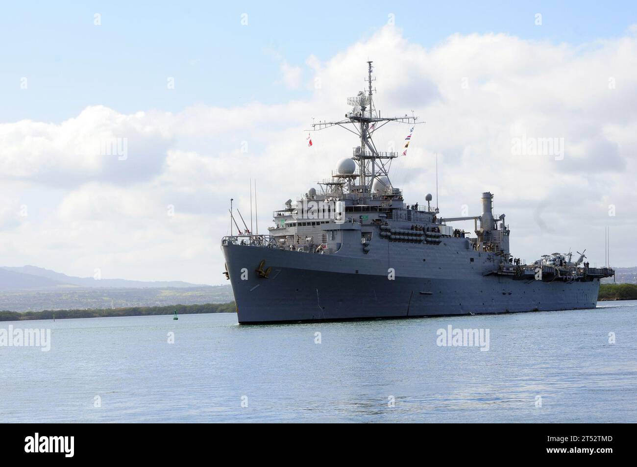 110727XD424-369 PEARL HARBOR (27 juillet 2011) le navire amphibie USS Cleveland (LPD 7) quitte la base conjointe Pearl Harbor-Hickam pour son déploiement final. Cleveland a récemment participé au Pacific Partnership 2011 et devrait être mis hors service plus tard cette année, après 44 ans de service. Banque D'Images