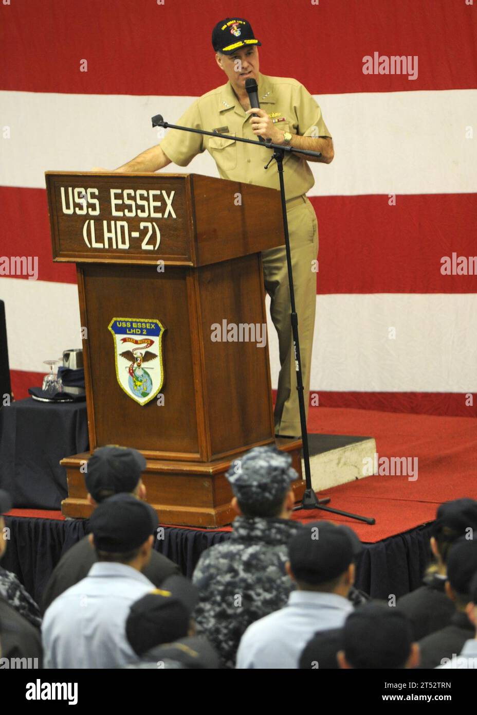 0912080120a-026 SASEBO, Japon (8 décembre 2009) le vice-amiral Mark Ferguson, chef du personnel naval, parle aux marins à bord du navire d'assaut amphibie USS Essex (LHD 2) au cours d'un appel à mains multiples. Banque D'Images