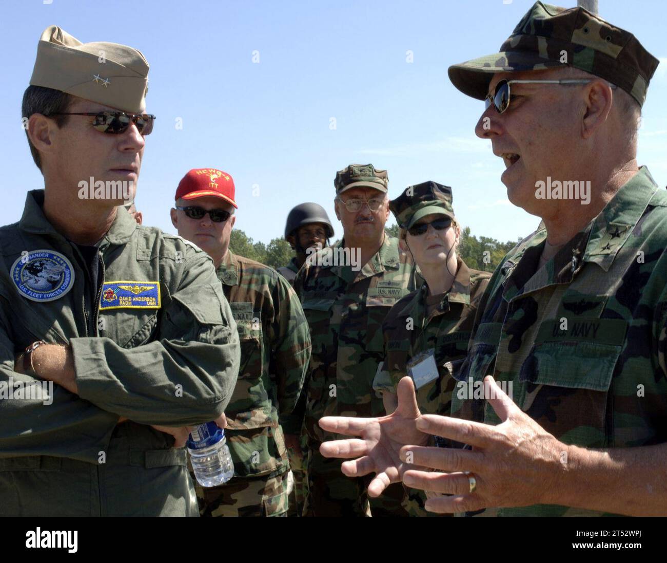 0709126639M-027 FORT PICKETT, Virginie (12 septembre 2007) - le contre-amiral Donald K. Bullard, commandant du Navy Expeditionary combat Command, et le contre-amiral David O. Anderson, vice-commandant du U.S. Fleet Forces Command, discutent des progrès de l'exercice Comet 2007. Bullard et Anderson arrivent à fort Pickett pour observer les événements de la journée de LA COMÈTE-X 2007. Plus de 700 marins actifs et de réserve de diverses unités du NECC participent à l’exercice Comet 2007 du 4 au 14 septembre. L’exercice Comet 2007 est un exercice intégré d’opérations de sûreté maritime qui se déroule à bord de fort Pickett, Cheatam Annex et Little C. Banque D'Images