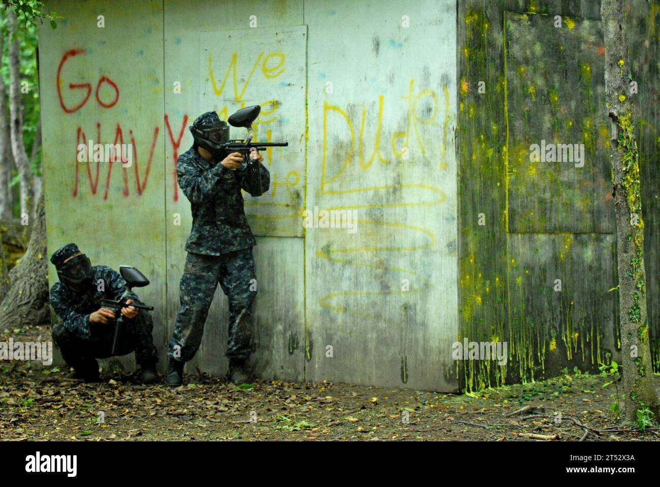 110517OA833-009 ANNAPOLIS, Maryland (17 mai 2011) Plebes se met à couvert lors d'une compétition de paintball pendant Sea Trials, l'exercice d'entraînement de la pierre angulaire pour les étudiants de première année de l'Académie navale. Les plébes naviguent sur des défis physiques et mentaux, allant des parcours d'obstacles, des courses de groupe sur de longues distances, des scénarios de contrôle des dégâts et un entraînement aquatique pour les défier individuellement et en équipe. Banque D'Images