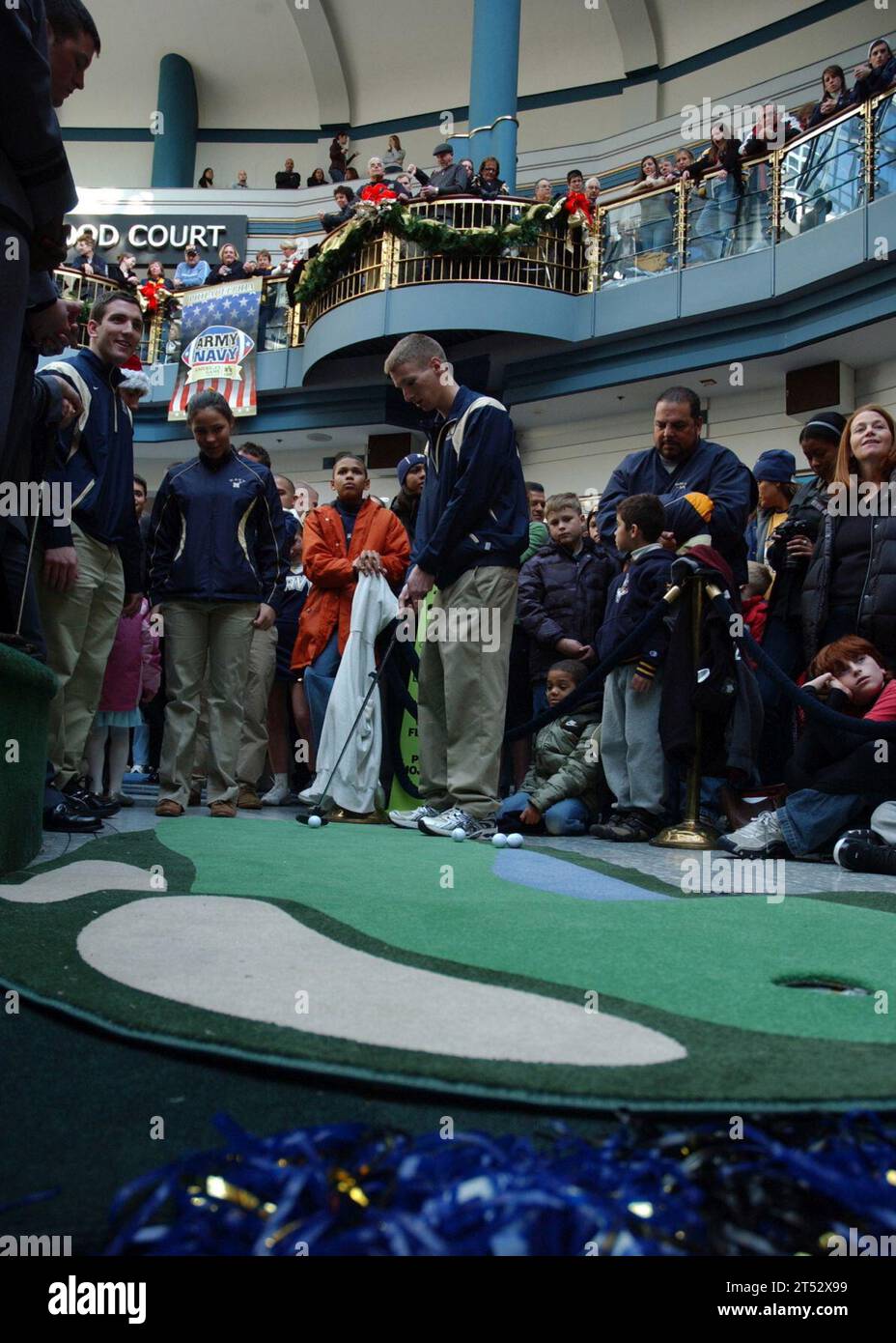 0912113857R-002 PHILADELPHIE (11 décembre 2009) les midshipmen de l'Académie navale américaine et les cadets de l'Académie militaire américaine participent au défi Hole-in-One de la compétition annuelle Patriot Games avant le match de football Army-Navy. Les écoles s’affronteront samedi 12 décembre au Lincoln Financial Field à Philadelphie, en Pennsylvanie Le match marquera la 110e rencontre entre les équipes. Les midshipmen ont remporté les sept meetings précédents et une victoire samedi donnerait à l'école leur septième trophée de Commander-in-Chief consécutif. Banque D'Images