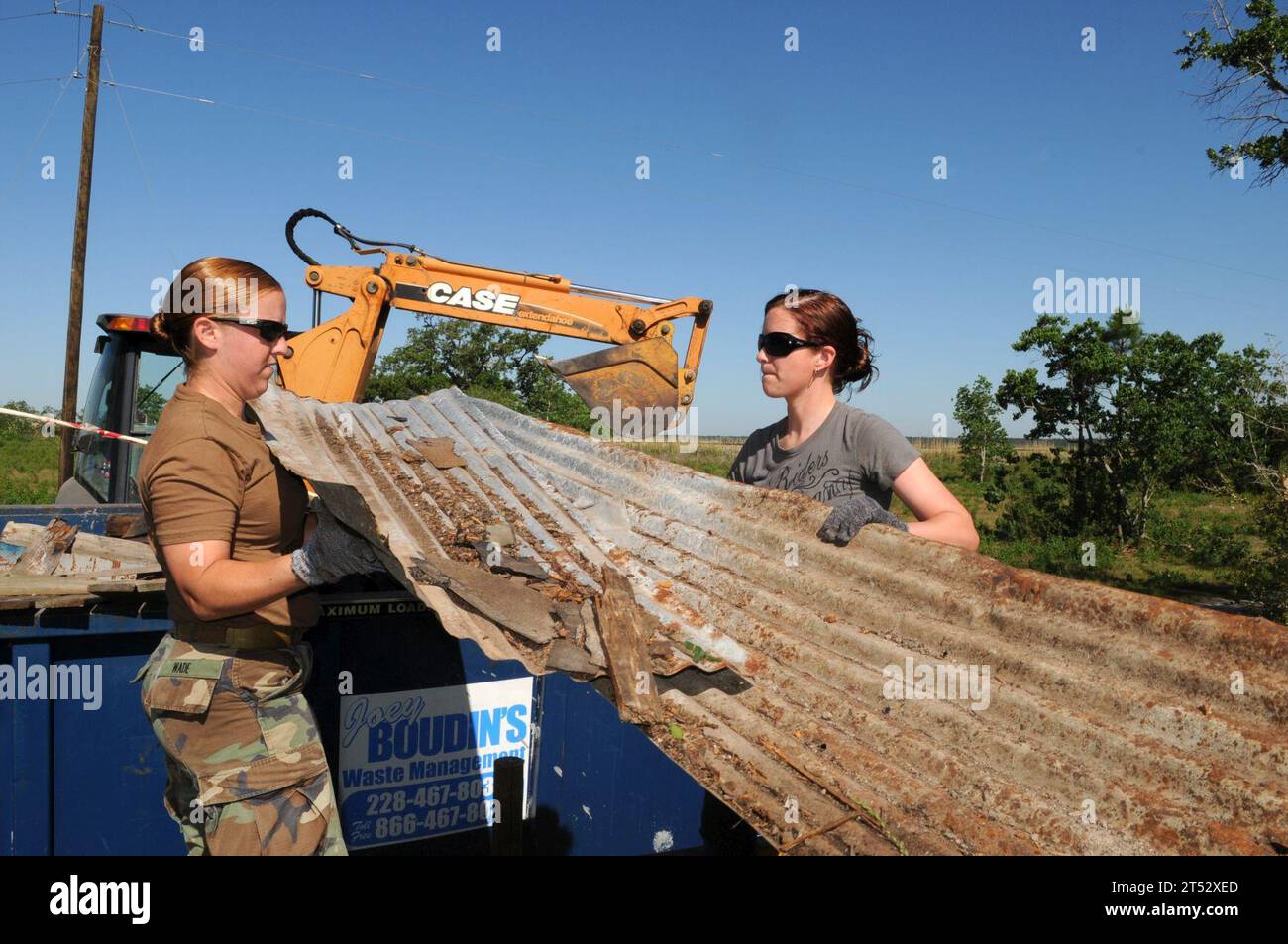 1104294008C-194 HANCOCK COUNTY, MISS. (29 mai 2011) Seabees affecté au Naval Mobile Construction Battalion (NMCB) 11 débris d'Ansley Preserve, un marais protégé qui a été endommagé par l'ouragan Katrina en 2005. Le nettoyage fait partie du projet Renew Our Rivers géré par Mississippi Power avec 65 partenaires communautaires. Banque D'Images