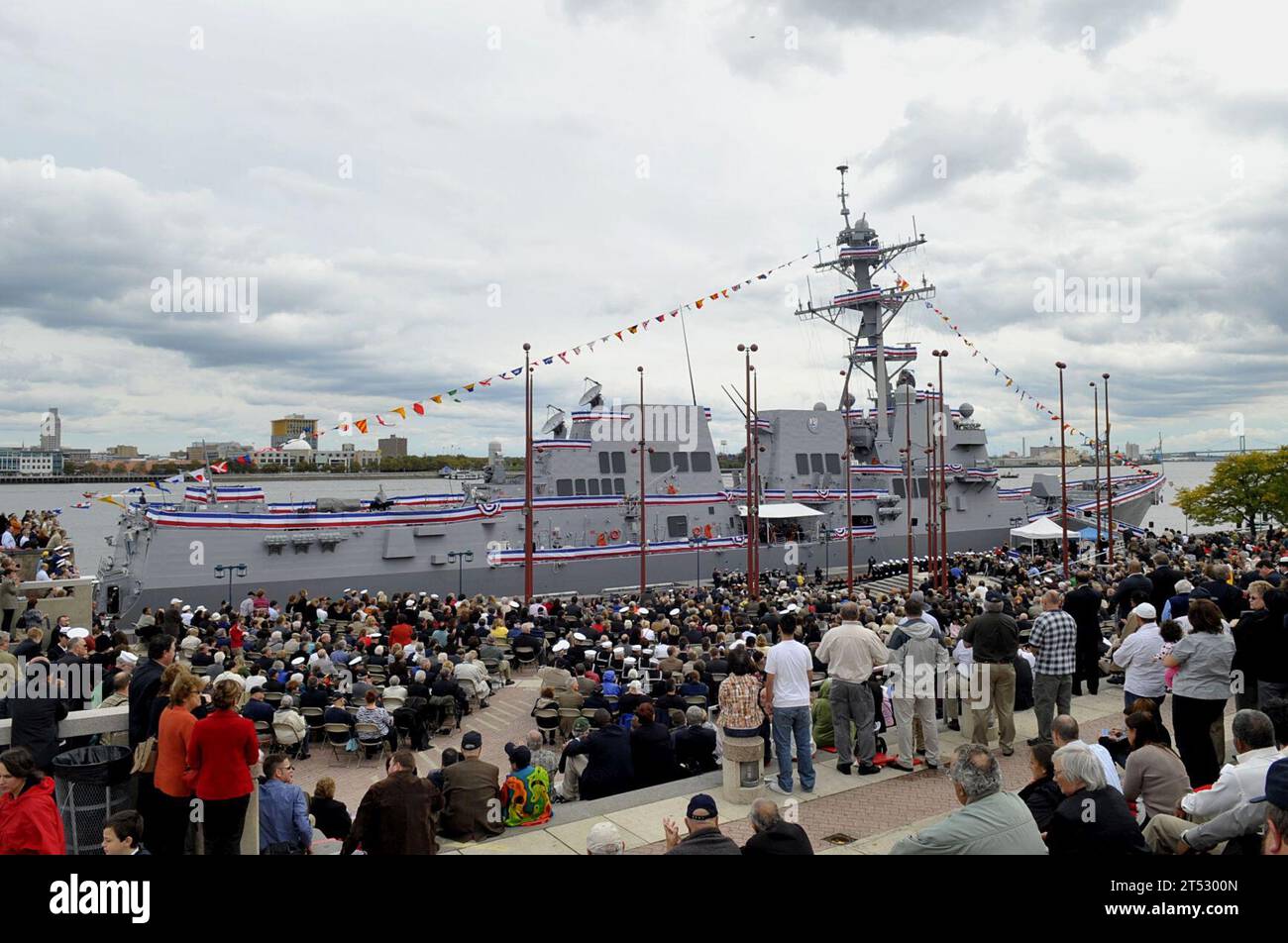 0910108273J-122 PHILADELPHIA (10 octobre 2009) le destroyer de missiles guidés de classe Arleigh Burke USS Wayne E. Meyer (DDG 108) est amarré à Pennn's Landing pour sa cérémonie de mise en service à Philadelphie. Banque D'Images