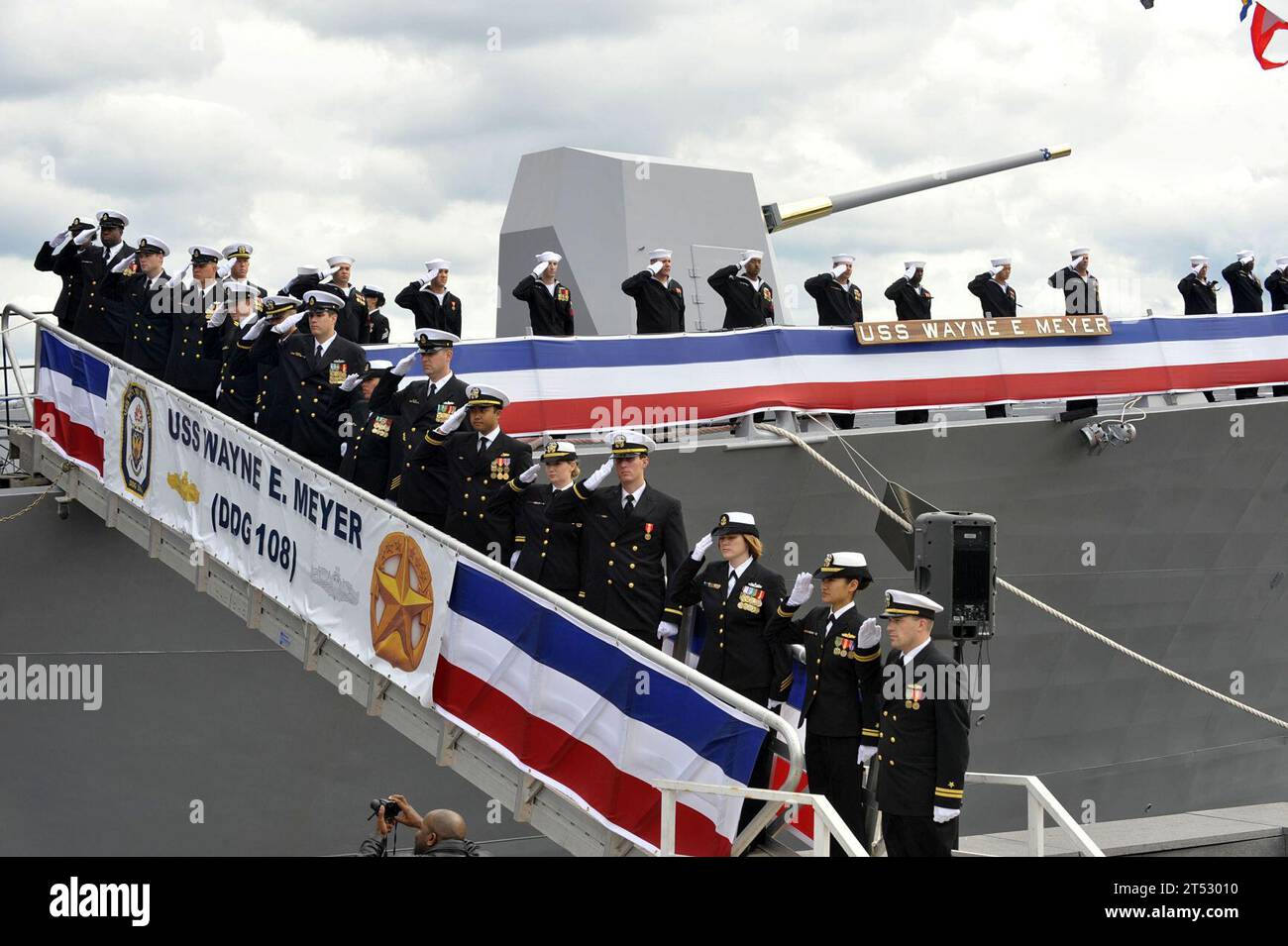 0910108273J-156 PHILADELPHIA (10 octobre 2009) les membres de l'équipage rendent hommage lors de la cérémonie de mise en service du destroyer de missiles guidés de classe Arleigh Burke USS Wayne E. Meyer (DDG 108) à Pennn's Landing à Philadelphie. Banque D'Images