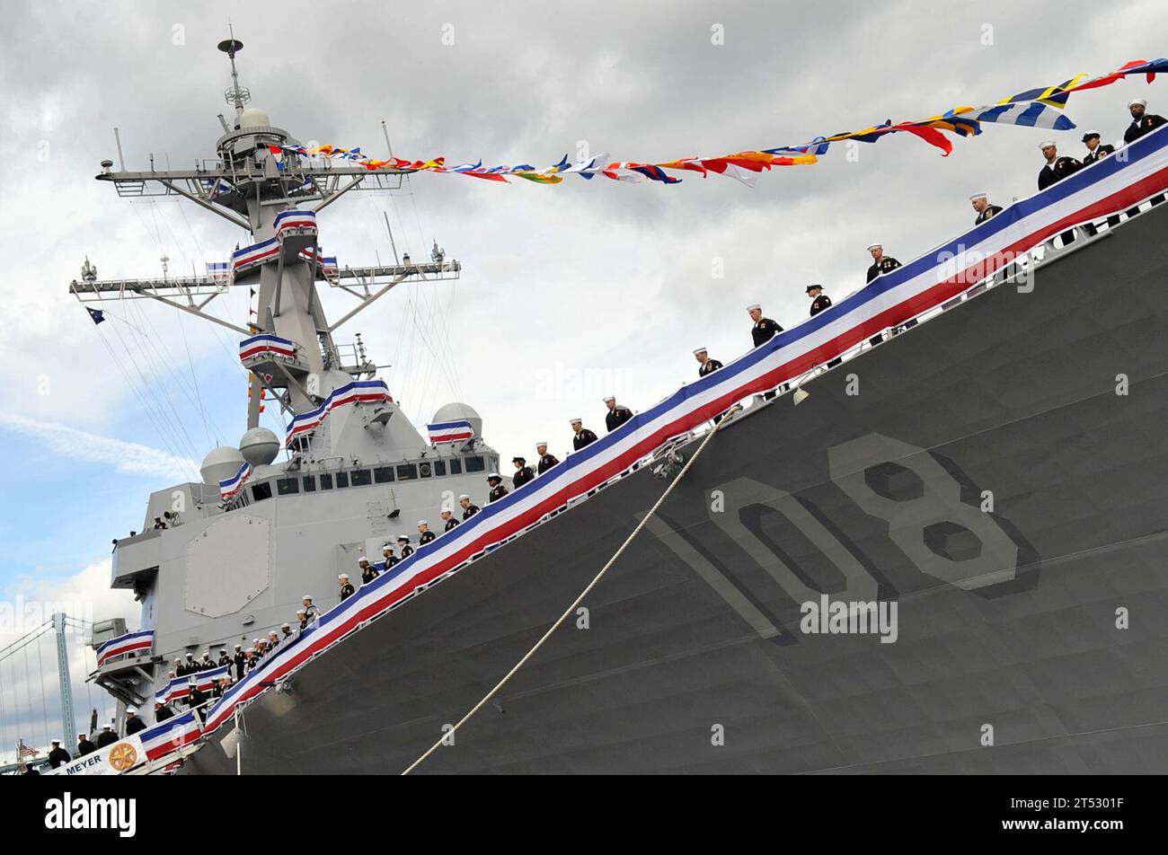 0910108273J-169 PHILADELPHIA (10 octobre 2009) les membres de l'équipage manient les rails lors de la cérémonie de mise en service du destroyer de missiles guidés de classe Arleigh Burke USS Wayne E. Meyer (DDG 108) à Pennn's Landing à Philadelphie. Banque D'Images