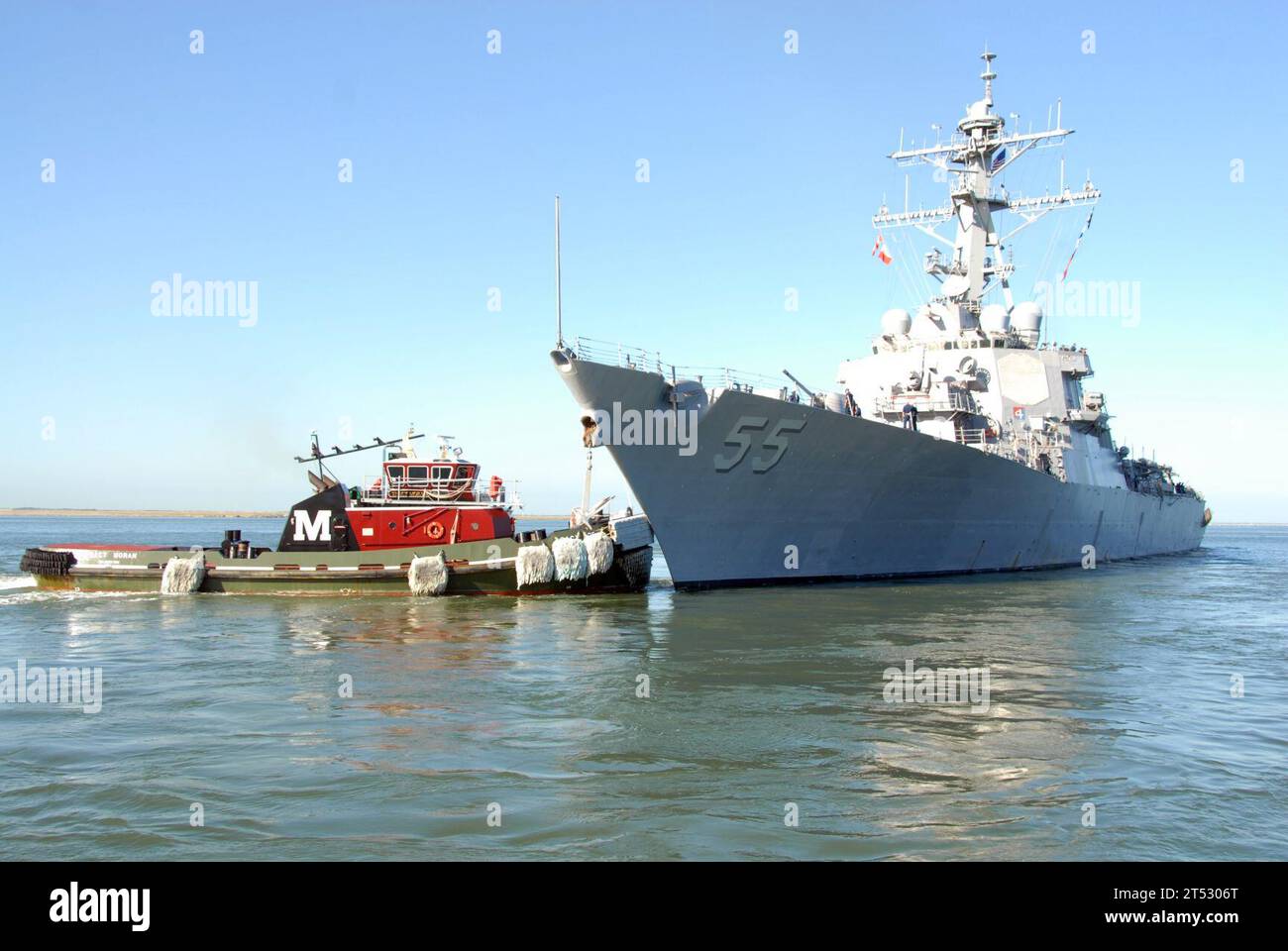 1009216764G-033 NORFOLK (21 septembre 2010) le destroyer de classe Arleigh Burke USS Stout (DDG 55) quitte la base navale de Norfolk pour participer au joint Warrior 2010. Joint Warrior est un exercice dirigé par la Royal Navy visant à améliorer l'interopérabilité entre les marines alliées et à préparer les participants à un environnement maritime conjoint. Banque D'Images