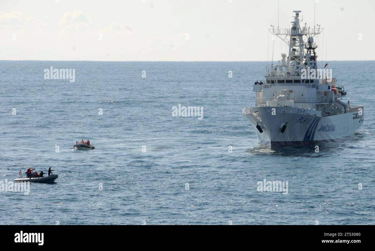 1103188288P-159 OCÉAN PACIFIQUE (18 mars 2011) des marins affectés au destroyer à missiles guidés de classe Arleigh Burke USS Fitzgerald (DDG 62) et des membres de la garde côtière japonaise d'un navire de la garde côtière japonaise, à droite, mènent des opérations au large des côtes de la préfecture de Miyagi. Les navires et les aéronefs de la marine américaine mènent des opérations de recherche, de sauvetage et de récupération ainsi que des missions d'aide humanitaire au Japon, conformément aux instructions données à l'appui de l'opération Tomodachi. Banque D'Images