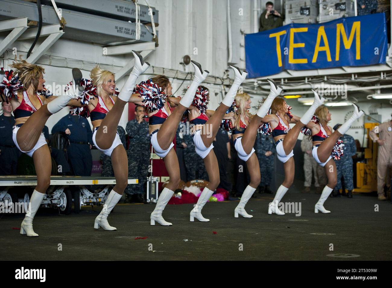 120213DX615-530 ARABIAN SEA (13 février 2012) les cheerleaders des Seahawks de Seattle, les Sea GALs, exécutent une routine de danse pour les marins et les Marines à bord du navire d'assaut amphibie USS Makin Island (LHD 8). Leur visite sur le navire faisait partie d'une tournée sponsorisée par Armed Forces Entertainment pour aider à améliorer le moral des troupes déployées. L'île Makin et les Marines embarqués affectés à la 11e unité expéditionnaire maritime (11e MEU) sont déployés pour soutenir les opérations de sécurité maritime et les efforts de coopération en matière de sécurité sur le théâtre dans la zone de responsabilité de la 5e flotte américaine. Banque D'Images