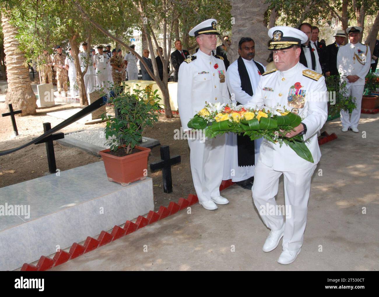 0911110803S-012 MANAMA, Bahreïn (le 11 novembre 2009) le vice-amiral Bill Gortney, à gauche, commandant du Commandement central des forces navales américaines dépose une gerbe lors d'une cérémonie du jour de l'armistice à Bahreïn. Des représentants de 18 nations se sont joints aux forces armées britanniques pour se souvenir des sacrifices de leurs camarades morts pendant la première Guerre mondiale et jusqu'à aujourd'hui. Banque D'Images