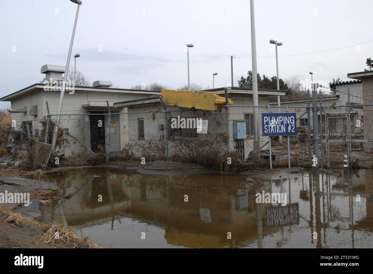 110315ZI955-109 MISAWA, Japon (15 mars 2011) Station de pompage 2 du Fleet and Industrial Supply Center Yokosuka Defense Fuel support point Hachinohe a été endommagé lorsqu'un tsunami déclenché par un tremblement de terre de magnitude 9,0 a balayé l'installation. Banque D'Images
