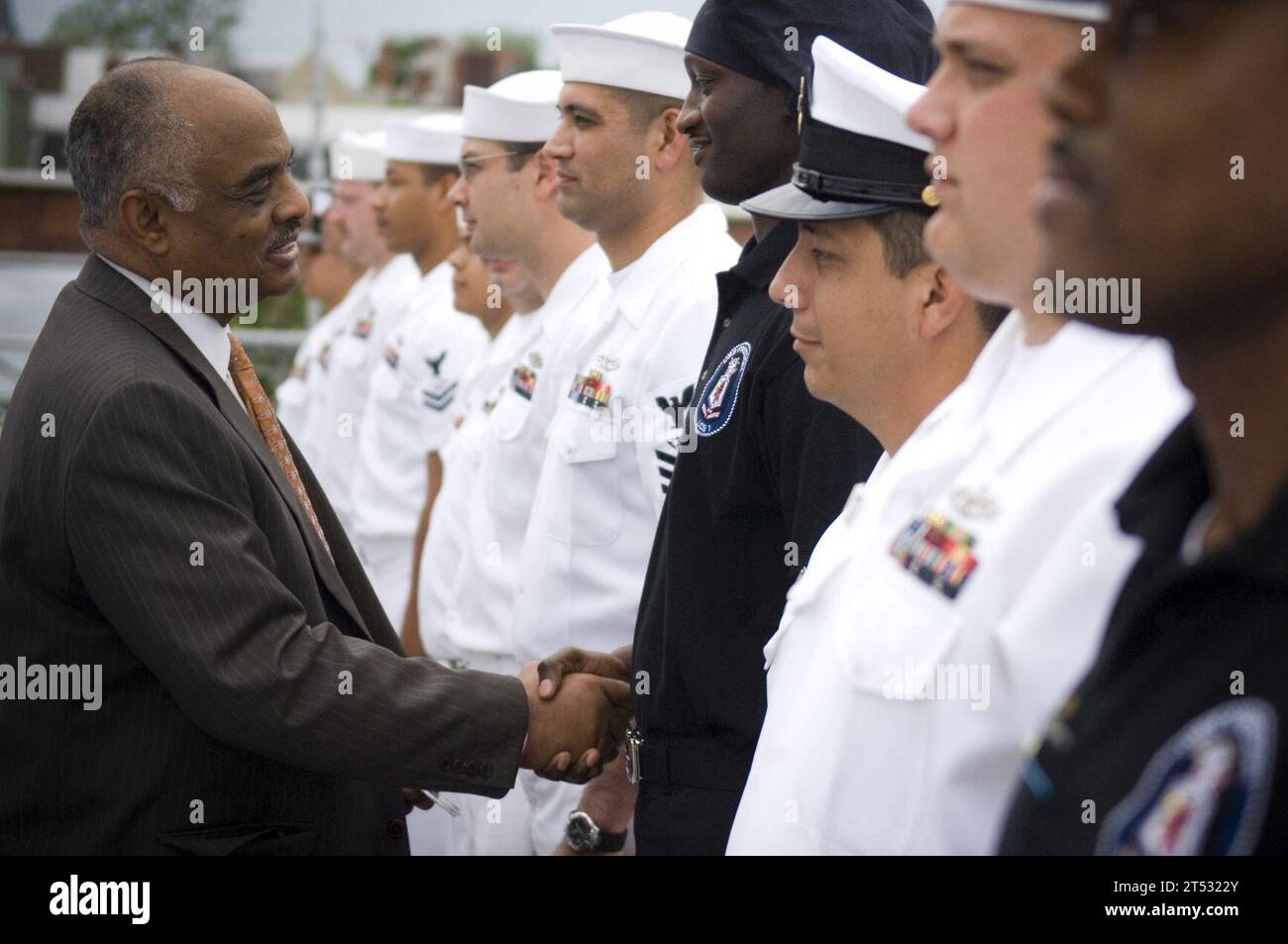 0905085549O-068 ALEXANDRIA, va (8 mai 2009) Secrétaire de la Marine par intérim l'honorable BJ Penn accueille les marins à bord du navire de combat littoral USS Freedom (LCS 1). Freedom est dans le port au terminal Robinson dans la vieille ville Alexandria, en Virginie Banque D'Images