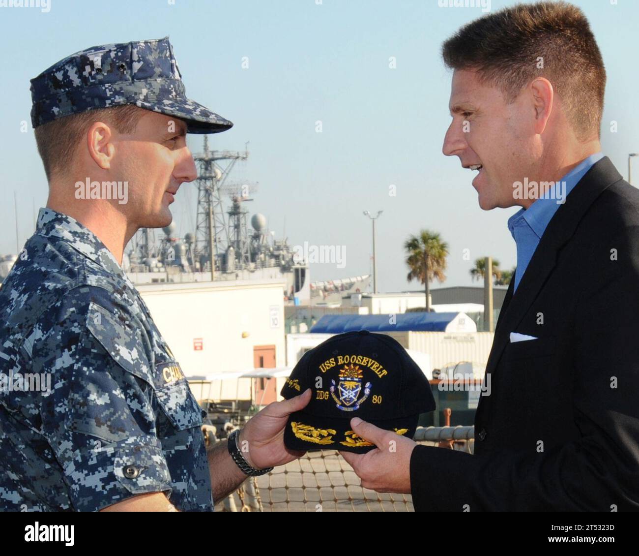 1011195812W-001 MAYPORT, Floride (19 novembre 2010) Cmdt. Robert Chadwick, commandant du destroyer à missiles guidés USS Roosevelt (DDG 80), accueille à bord le secrétaire adjoint de la Marine pour les affaires de main-d'œuvre et de réserve Juan M. Garcia III avec une casquette Roosevelt. Banque D'Images