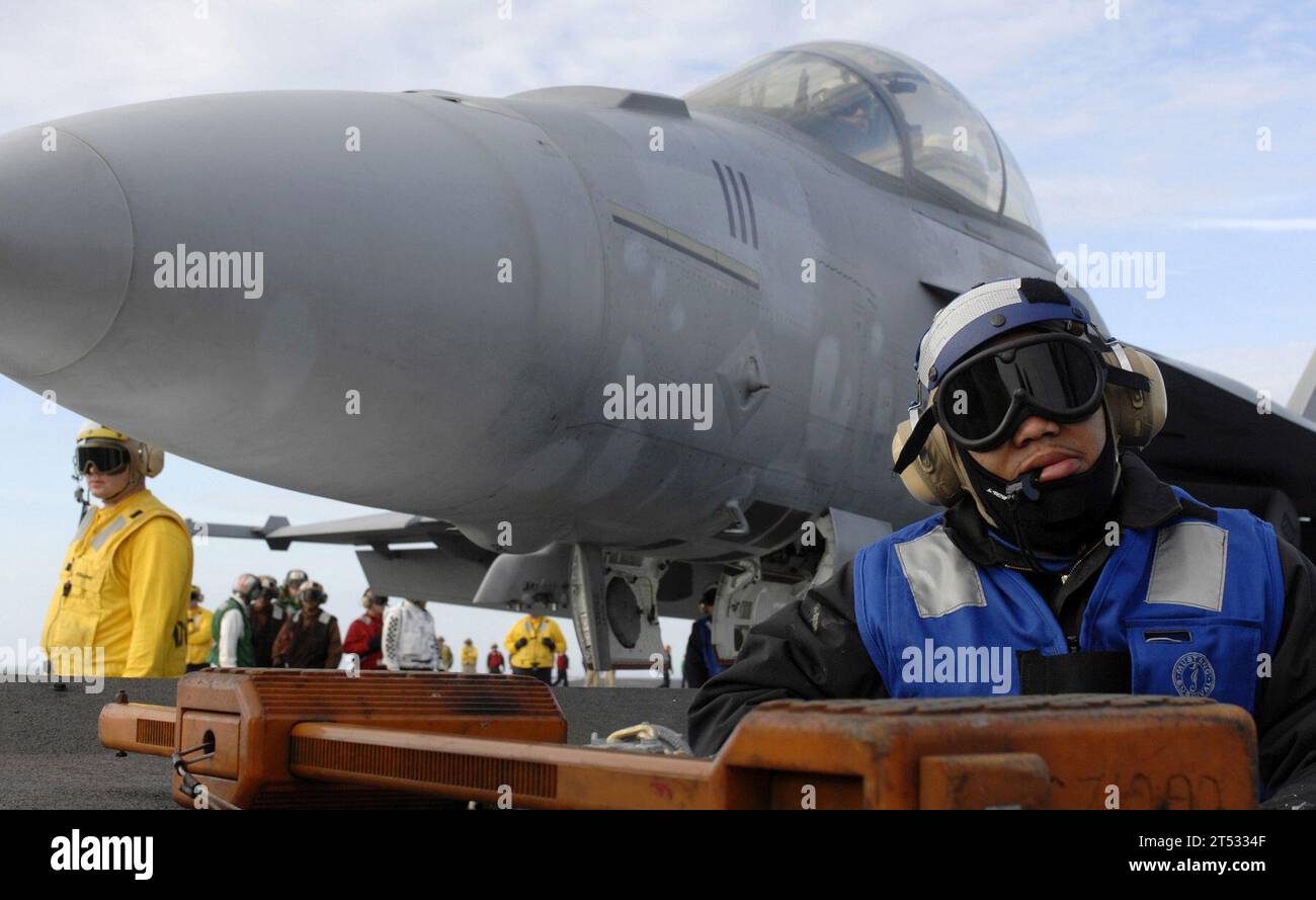 0701135345W-030 Atlantic Ocean 13 JANVIER 2007 un conducteur de tracteur du Département de l'Air attend que le commandement déplace un F/A-18F Super Hornet des "Red Rippers" du Strike Fighter Squadron One (VFA-11) en position sur le pont d'envol du porte-avions de classe Nimitz USS Harry S. Truman (CVN 75). Truman est actuellement en train de mener des certifications de poste de pilotage au large de la côte est des États-Unis. US Navy Banque D'Images