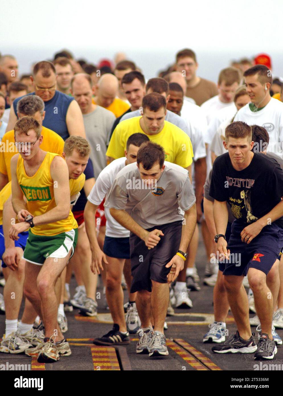 0702042880M-137 Océan Atlantique (4 février 2007) - les marins à bord du porte-avions de classe Nimitz USS Harry S. Truman (CVN 75) se préparent pour le Super Bowl Sunday 5k run sur le pont d'envol. Truman mène actuellement des opérations dans l'océan Atlantique. US Navy Banque D'Images