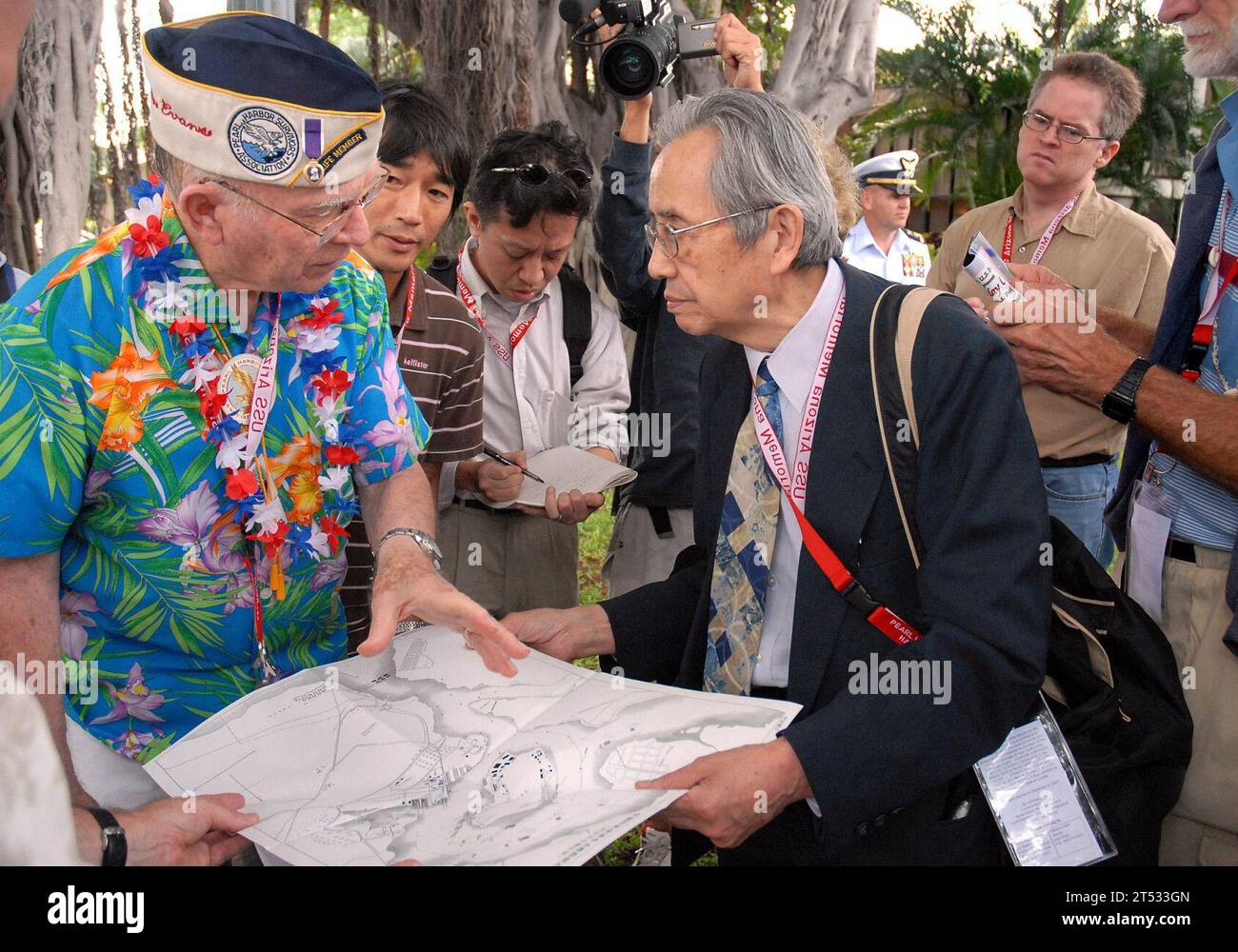 0612034774B-002 Pearl Harbor, Hawaï (3 décembre 2006) - le survivant de Pearl Harbor, le capitaine à la retraite Jack Evans montre à Akinori Suzuki, de l'agence de presse japonaise Asahi Broadcasting, où il se trouvait lors des bombardements initiaux de l'attaque de Pearl Harbor. Ils sont à Hawaii dans le cadre d'une cérémonie conjointe de l'US Navy/National Park Service commémorant le 65e anniversaire de l'attaque de Pearl Harbor à bord de la base navale de Pearl Harbor. Plus de 1 500 survivants de Pearl Harbor, leurs familles et amis de partout dans le pays sont prévus pour rejoindre plus de 2 000 invités distingués et le grand public f Banque D'Images