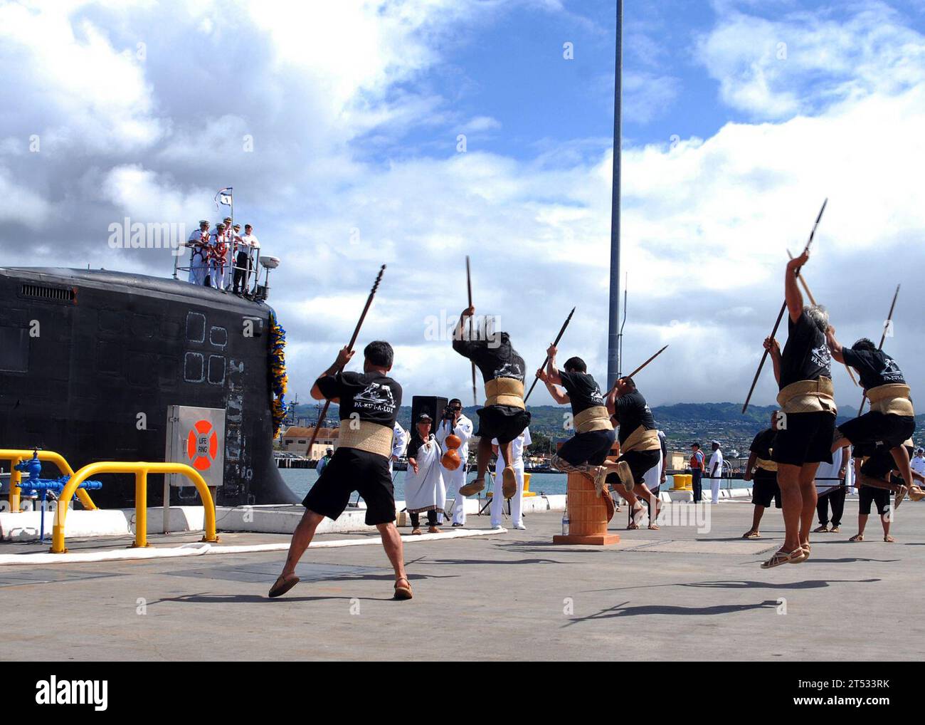 0907235476H-502 PEARL HARBOR, Hawaï (23 juillet 2009) les membres du Pa KuХi a Lua exécutent un haka hawaïen traditionnel lors de la cérémonie d'arrivée du sous-marin d'attaque USS Hawaii (SSN 776) de classe Virginie le 23 juillet 2009. L'USS Hawaii est le troisième sous-marin de classe Virginie construit et le premier sous-marin à porter le nom de l'État d'Aloha. Mesurant 377 pieds de long, pesant 7 800 tonnes lorsqu'il est submergé et avec un effectif de plus de 130 membres d'équipage, Hawaii est capable de soutenir une multitude de missions, y compris la guerre anti-sous-marine, la guerre anti-surface des navires, Strike, Marine Special Warf Banque D'Images