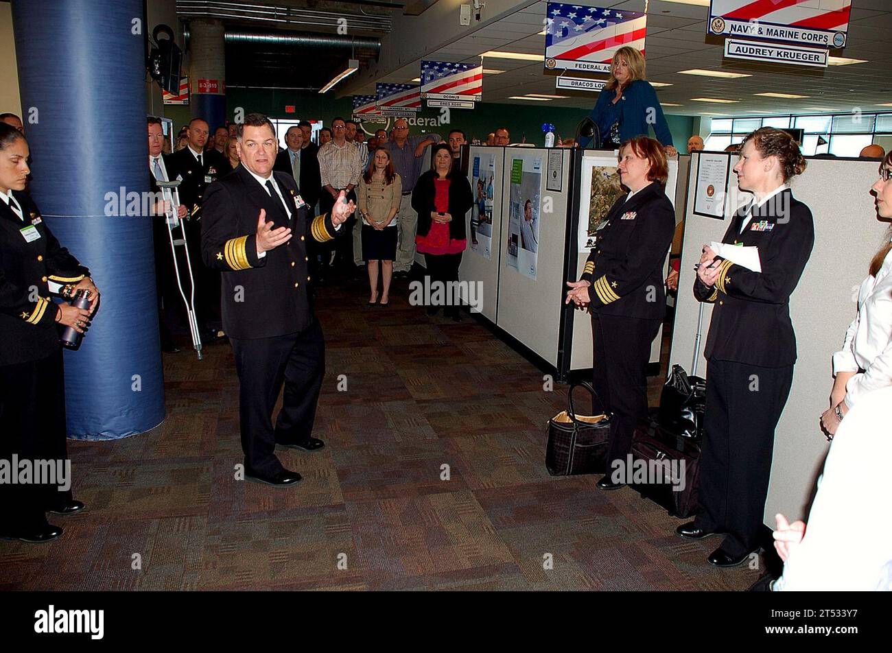 1103246778P-035 Austin, Texas (24 mars 2011) le vice-amiral Mark Skinner, adjoint militaire principal du secrétaire adjoint à la Marine, à la recherche, au développement et à l'acquisition, parle à des employés de la Navy and Marine Corp Section de Dell Corp. à Round Rock, au Texas, de la Austin Navy week. Les Navy Weeks sont conçues pour montrer aux Américains l'investissement qu'ils ont fait dans leur marine et accroître la sensibilisation dans les villes qui n'ont pas de présence significative de la marine. Banque D'Images