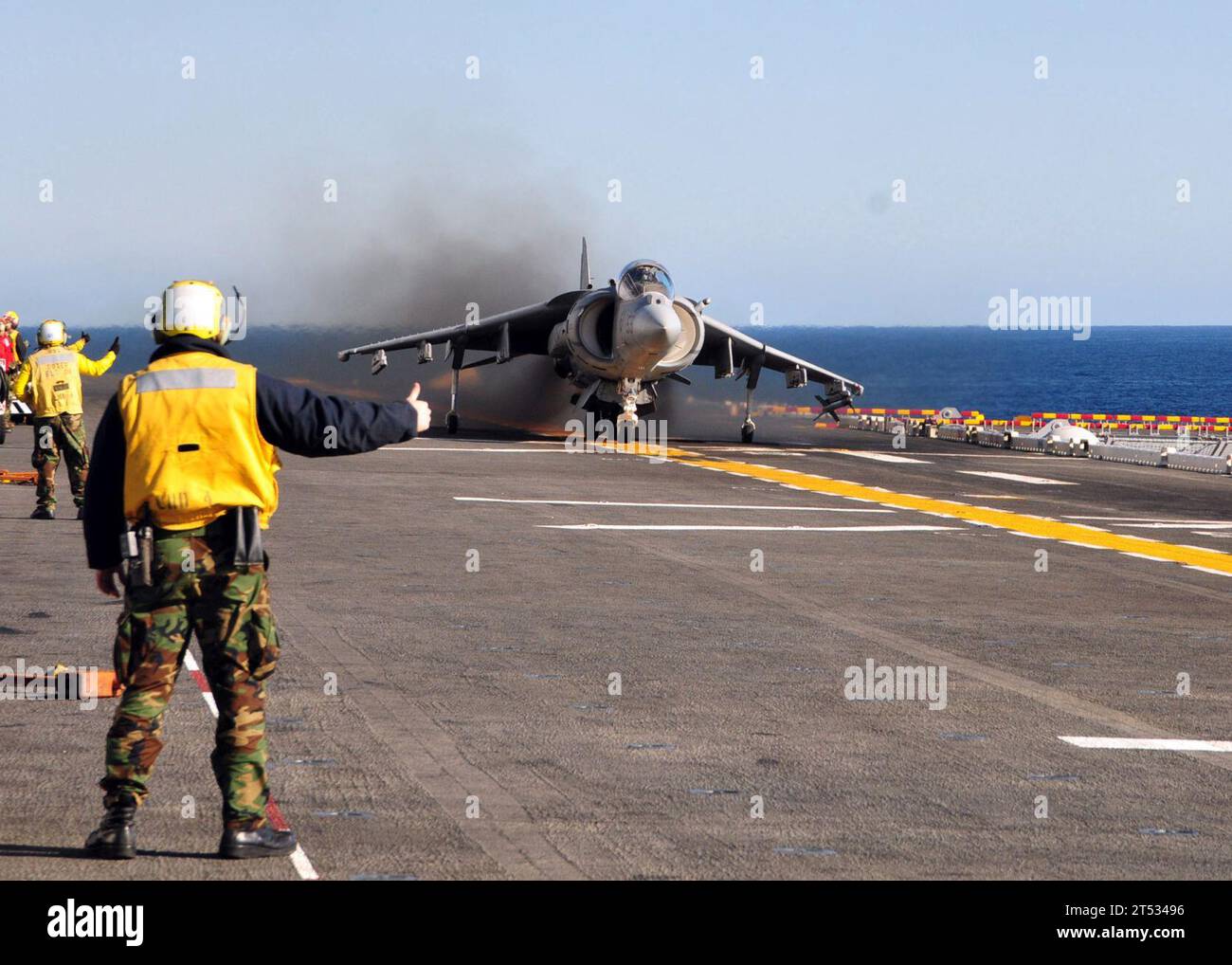 1011091722W-075 PACIFIC OCEAN (9 NOVEMBRE 2010) un AV-8B Harrier affecté au Evil Eyes of Marine Medium Squadron (HMM) 163 lancements à partir du navire d'assaut amphibie USS Boxer (LHD 4). Boxer est en cours au large des côtes de la Californie du Sud et participe à un exercice d'unité d'entraînement composite en préparation du déploiement au début de 2011. Banque D'Images