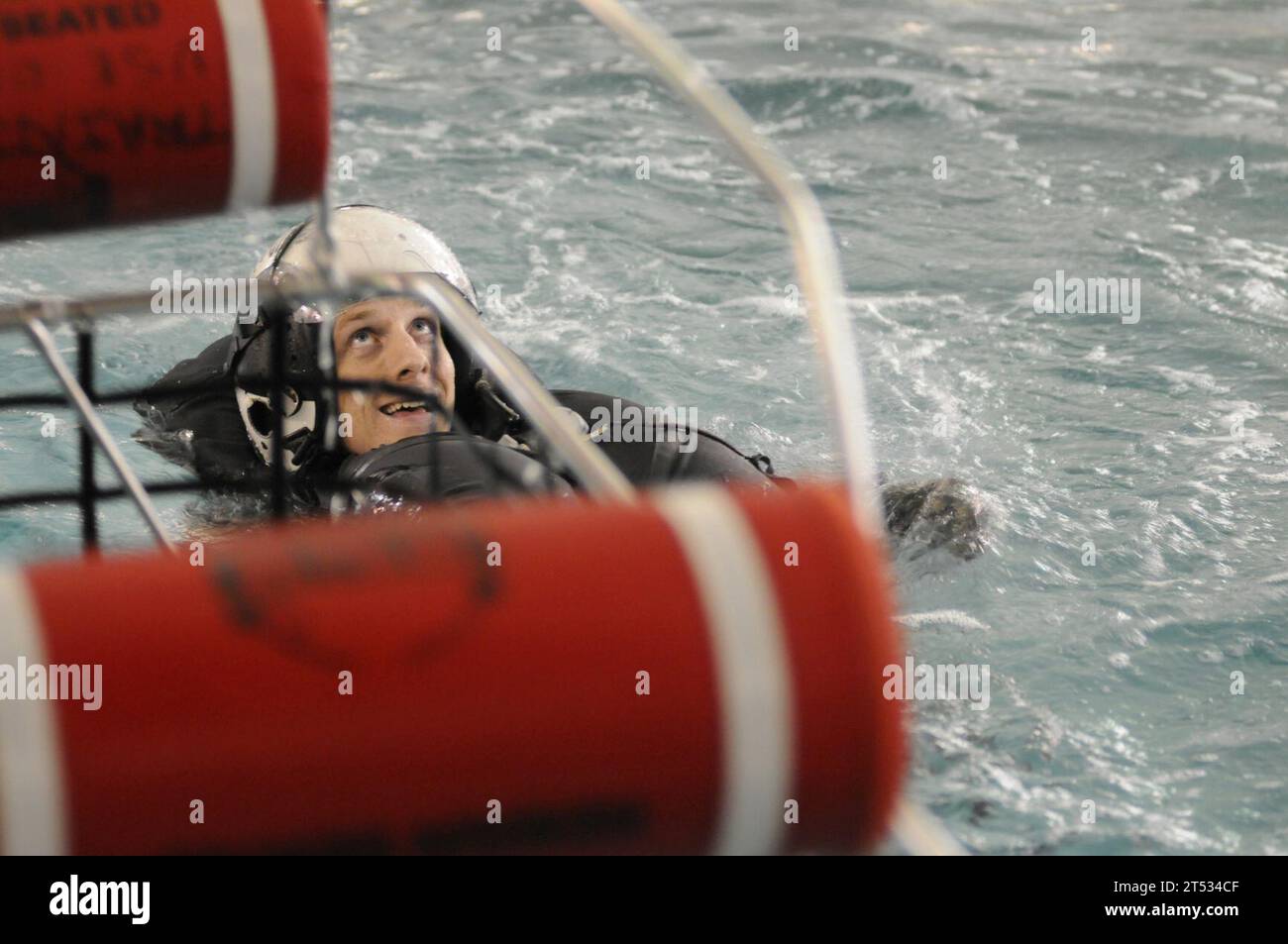 Centre d'entraînement à la survie de l'aviation, cours de recyclage, Sailor, US Navy, survie dans l'eau Banque D'Images