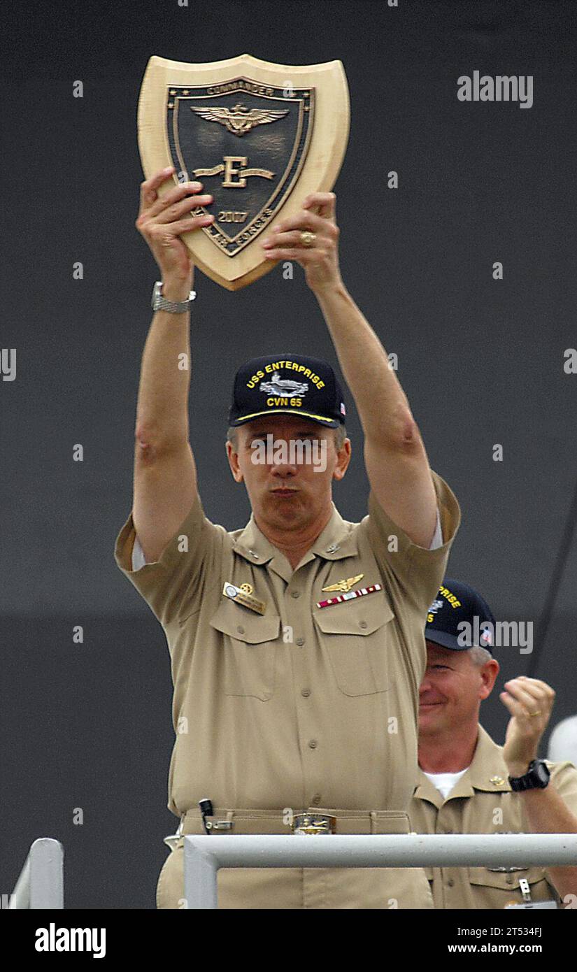 0808131287L-037 NEWPORT NEWS, Virginie (13 août 2008) le capitaine Ron Horton, commandant du porte-avions USS Enterprise (CVN 65), détient le prix Battle 'E' de l'équipage de l'entreprise après avoir accepté le prix du SMA Jonathan Greenert, commandant, U.S. Fleet Forces Command, lors de la cérémonie de présentation de la coupe Battenberg. Enterprise est le récipiendaire 2007 de la Battle 'E' et de la Battenberg Cup, décernée chaque année à l'équipage du shipХs, qui illustre l'excellence opérationnelle. Enterprise se trouve dans une période de disponibilité limitée des chantiers navals en cale sèche prolongée. Banque D'Images