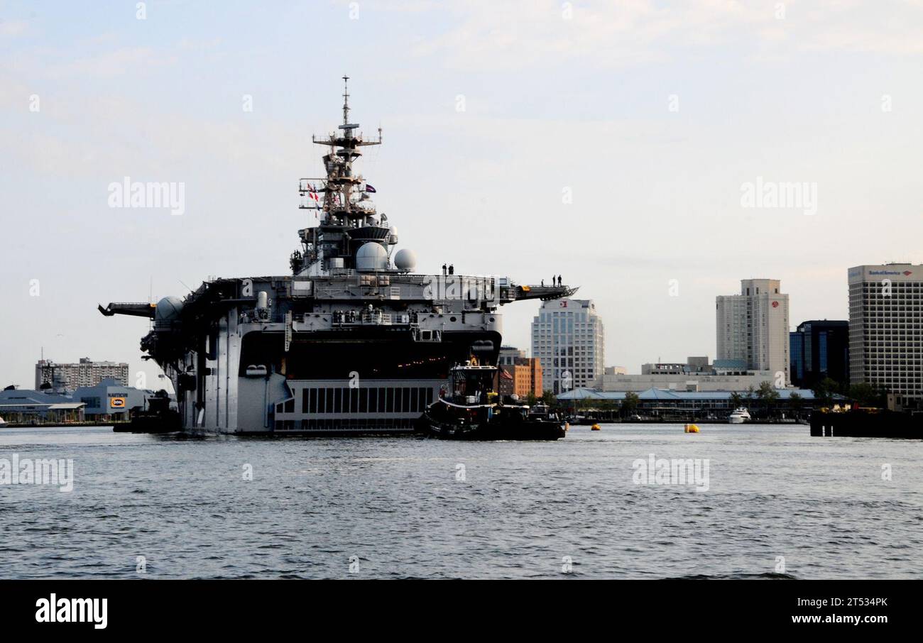 1008167508R-385 NORFOLK (16 août 2010) le navire d'assaut amphibie polyvalent USS Bataan (LHD 5) transite sur la rivière Elizabeth après avoir quitté le BAE Systems Norfolk Ship Repair Facility où il a terminé une maintenance de quatre mois. Bataan effectuera des essais en mer avant de retourner à son port d'attache de la base navale de Norfolk. Banque D'Images