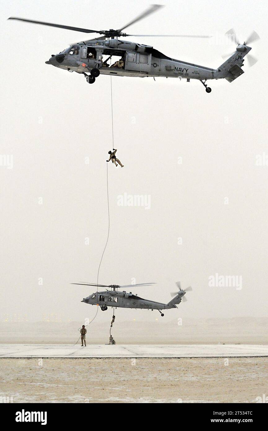 BAHREÏN, CTG 56.1, EOD, EODMU six, hélicoptère, formation en suspension sur corde d'hélicoptère, HRST, Navy, U.S. Navy Banque D'Images