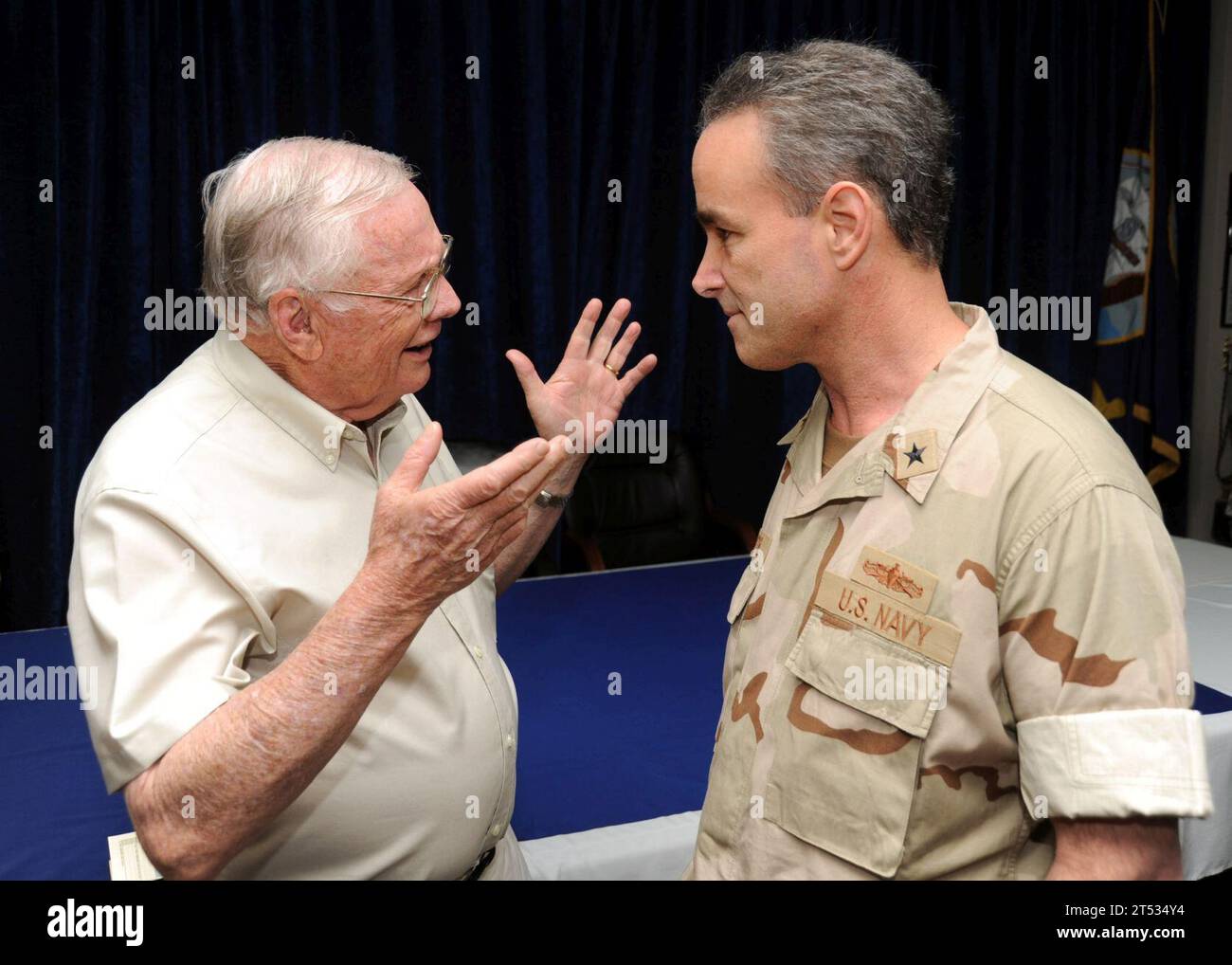 1010095429S-077 MANAMA, Bahreïn (le 9 octobre 2010) l'ancien astronaute Neil Armstrong discute avec le contre-amiral Charles Gaouette, commandant adjoint du Commandement central des forces navales américaines, lors de la visite de lancement de Legends of Aerospace II au quartier général du Commandement central des forces navales américaines à Naval support Activity, Bahreïn. La visite d'une semaine a donné à des milliers de militaires américains à Naval support Activity, Bahreïn, Balad Air base, Irak et à bord du porte-avions USS Harry S. Truman (CVN 75) l'occasion de rencontrer les astronautes. Banque D'Images