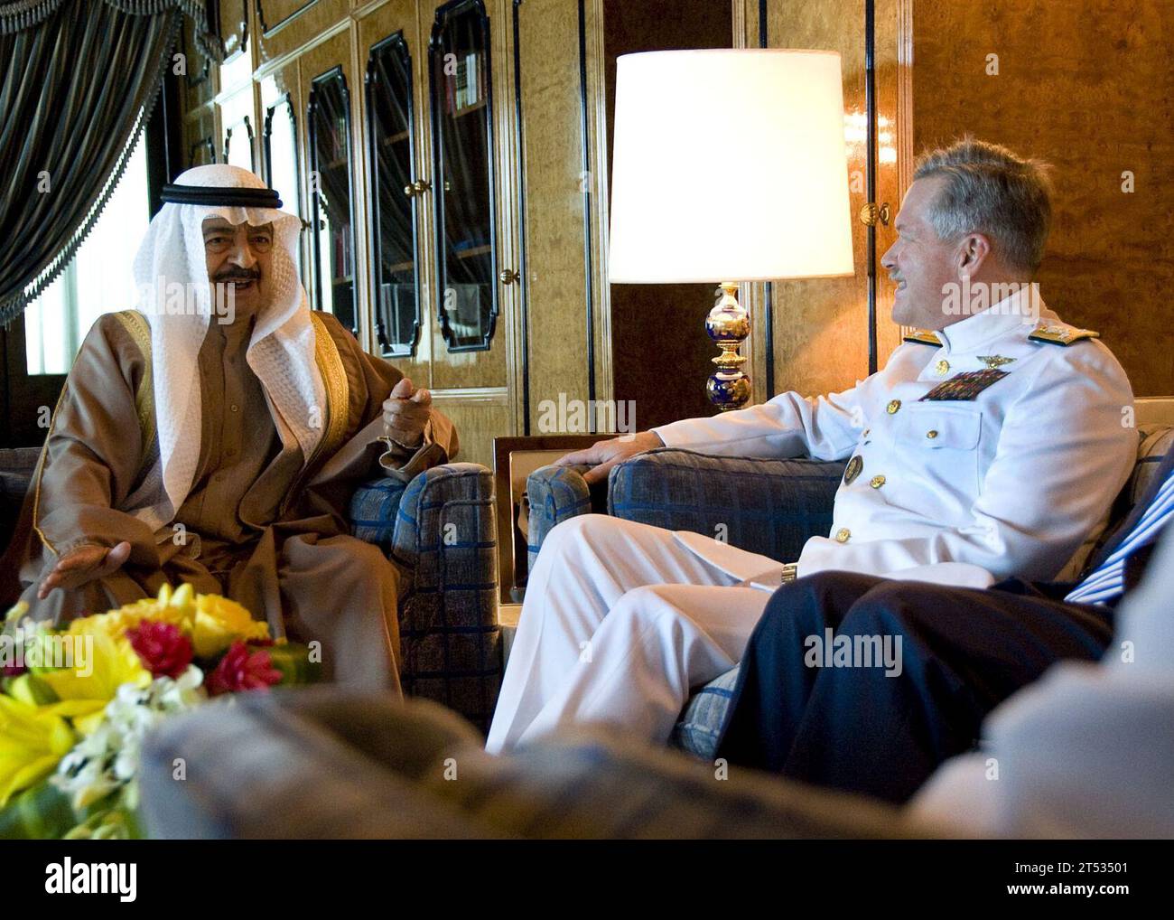 1007188825R-005 MANAMA, Bahreïn (le 18 juillet 2010) son Altesse Royale le Prince Khalifa Bin Salman Al Khalifa, Premier ministre du Royaume de Bahreïn, s'entretient avec le vice-amiral Mark Fox, commandant du Commandement central des forces navales des États-Unis, 5e flotte, lors d'une réunion tenue à la Cour du Premier ministre. La réunion a été l'occasion pour le premier ministre de se présenter officiellement au vice-amiral Fox, qui a pris le commandement de la 5e flotte le 5 juillet 2010. Banque D'Images