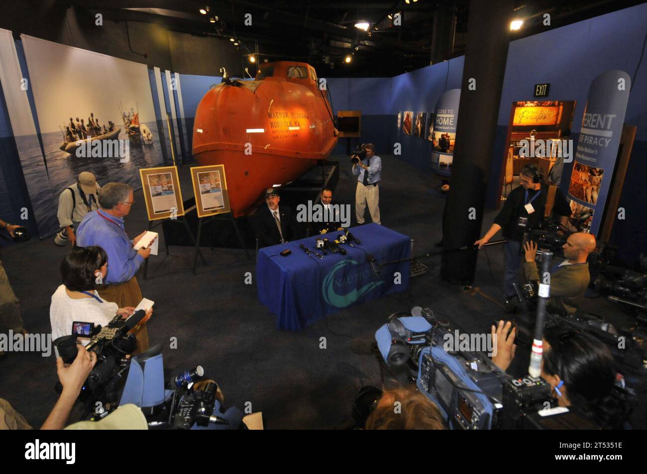 0911198907D-196 NORFOLK, Virginie (19 novembre 2009) Capitaine Richard Phillips, ancien commandant du M/V Maersk Alabama et du Cmdt. Frank X. Castellano, commandant du destroyer à missiles guidés USS Bainbridge (DDG 96) répond aux questions après une cérémonie remerciant publiquement le Bainbridge pour son sauvetage spectaculaire en mer. La visite du capitaine Phillips correspond à l'ouverture le 21 novembre de l'exposition National Geographic, « Real Pirates », à Nauticus et à l'exposition annexe créée par Nauticus et le musée naval de Hampton Roads intitulée « Piracy Today : Terror on the High Seas ». Banque D'Images