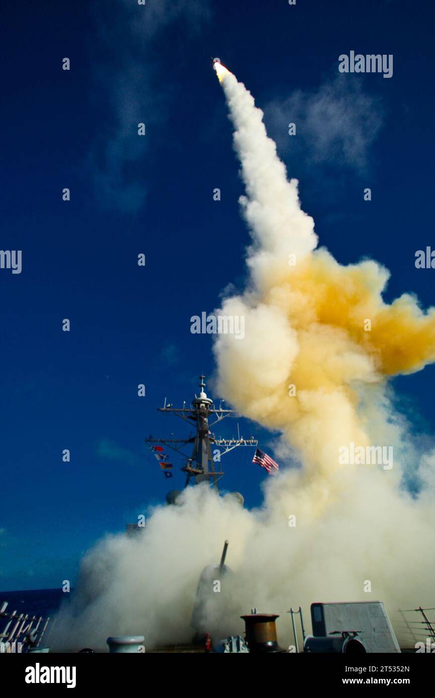 090730XXXXX-002 OCÉAN PACIFIQUE (30 juillet 2009) le destroyer de classe Aegis USS Hopper (DDG 70) lance un missile standard (SM) 3 Blk IA au cours de l'exercice Stellar Avenger, interceptant avec succès un missile balistique à courte portée de sous-échelle lancé depuis l'installation d'essai de Kauai au Pacific missile Range Facility, Barking sans, Kauai, Hawaii. Il s'agissait de la 19e interception réussie pour le programme Aegis BMD en 23 tirs en mer, y compris la destruction en février 2008 d'un satellite défaillant au-dessus de l'atmosphère de earthХs. (Marine américaine Banque D'Images