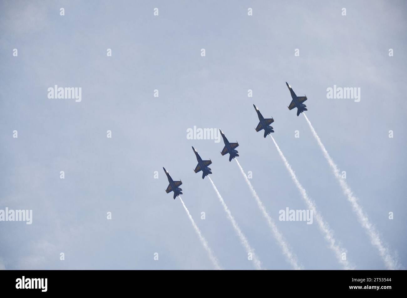 120616CG900-022 BALTIMORE, Maryland (16 juin 2012) avec le soleil qui reflète chaque cockpit, les Blue Angels F/A-18 Hornets de la marine américaine survolent le port de Baltimore lors d'une performance tout en générant des traînées de fumée au large de l'historique fort McHenry, où 16,500 personnes étaient parmi la foule de 75 000 personnes qui ont regardé le spectacle aérien pendant la Sailabration Star Spangled de la ville, commémorant le bicentenaire de la guerre de 1812 et l'écriture de l'hymne national, la bannière Star Spangled. Dans le cadre de l’engagement de la Marine à être de bons intendants de l’environnement, la fumée ne pose aucun danger Banque D'Images