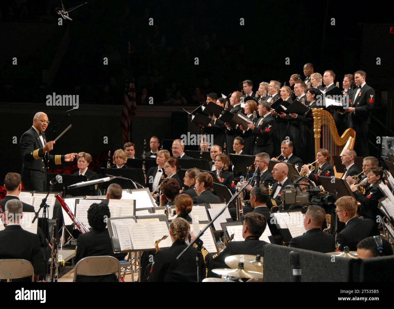 0712150773H-014 WASHINGTON (15 décembre 2007) Commandant de l'United States Navy Band, le capitaine George N. Thompson, dirige le groupe dans "It's the Most Wonderful Time of the Year" pendant "Happy Holidays", le concert des fêtes de la Navy Band au Daughters of the American Revolution (DAR) Constitution Hall à Washington, D.C. le concert a été enregistré et plus tard rediffusé sur certains réseaux nationaux et internationaux. US Navy Banque D'Images