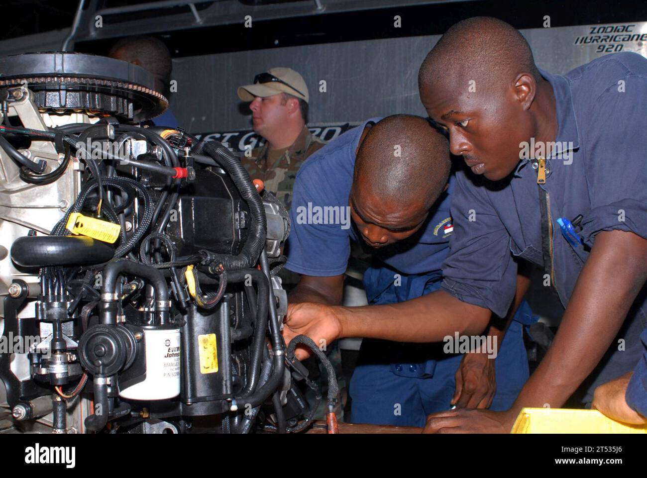 1008174971L-027 BRIDGETOWN, Barbade, (17 août 2010) des membres de la Royal Barbados Defense Force désassemblent un petit moteur de bateau au cours d'un échange d'experts en gestion de la maintenance mené par des marins de la marine américaine affectés au détachement d'assistance de la Force de sécurité de formation aux affaires civiles maritimes, embarqués à bord du navire à grande vitesse Swift (HSV 2). Southern Partnership Station est un déploiement annuel d'équipes de formation militaire américaines dans la zone de responsabilité du Commandement Sud des États-Unis. Banque D'Images